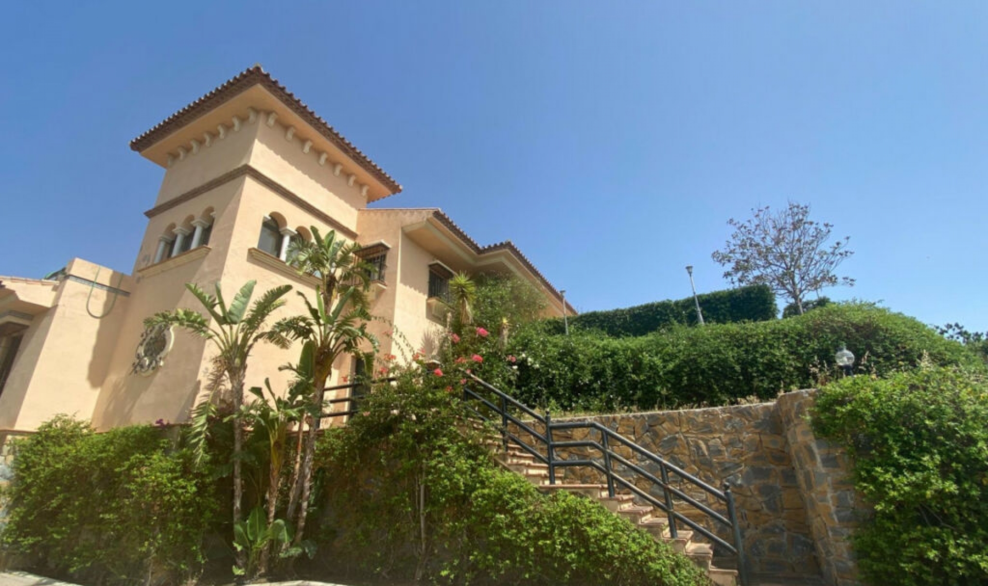 Resale - House -
La Cala