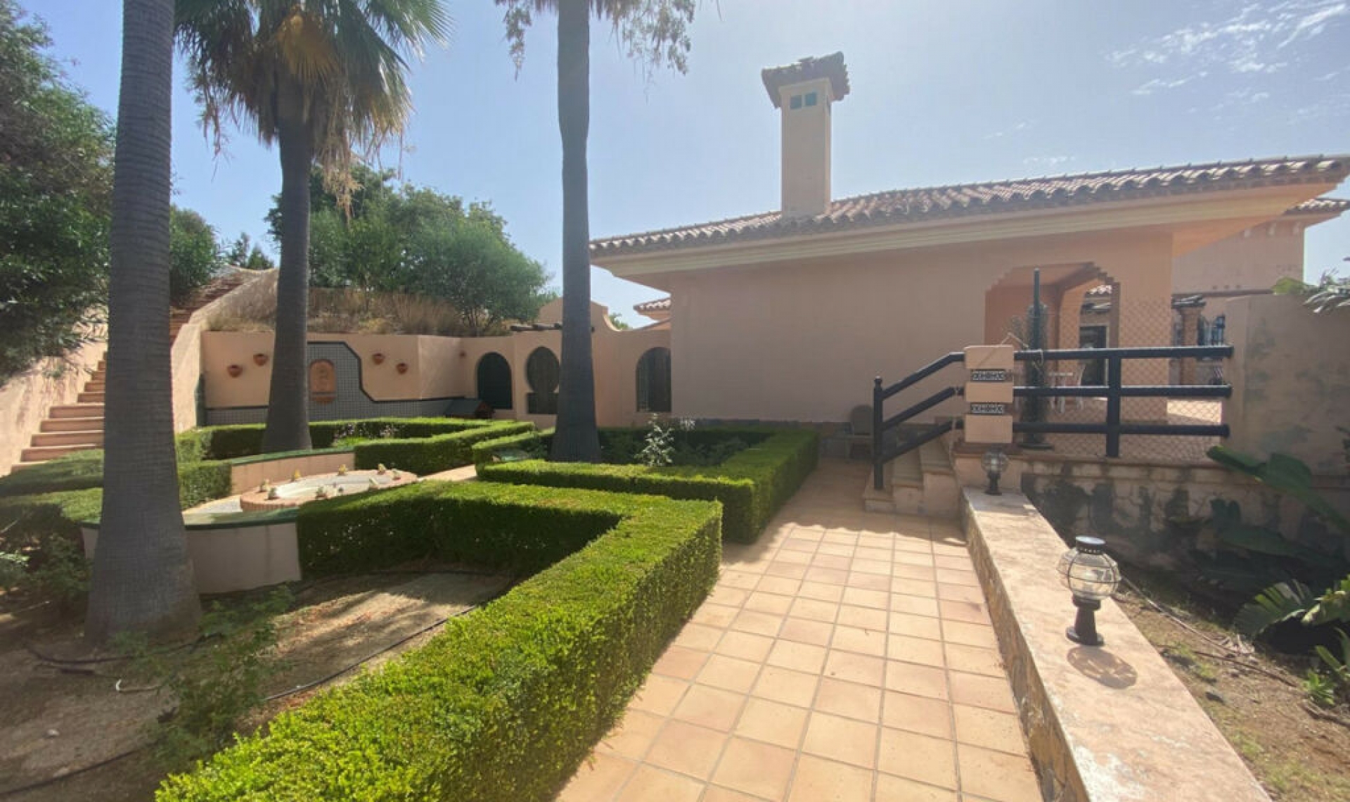 Resale - House -
La Cala