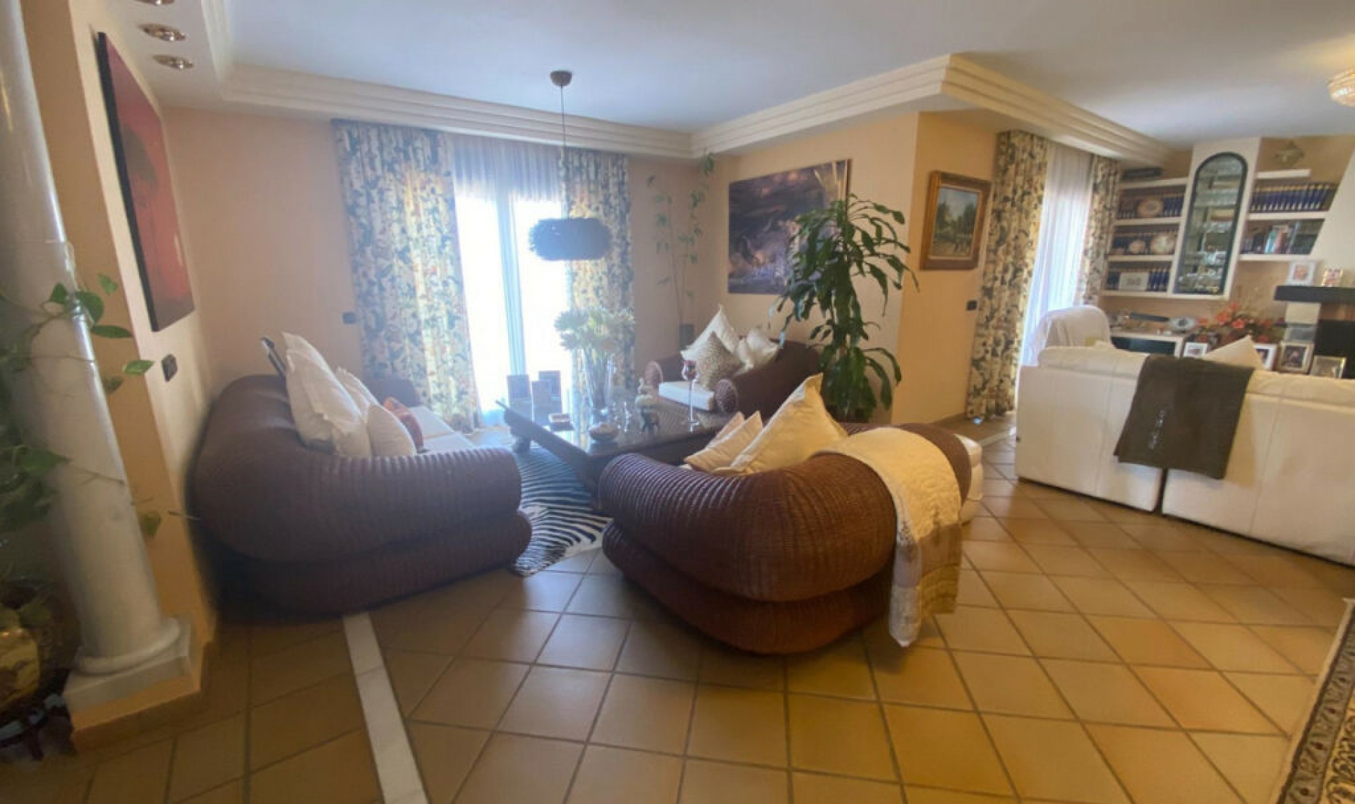 Resale - House -
La Cala