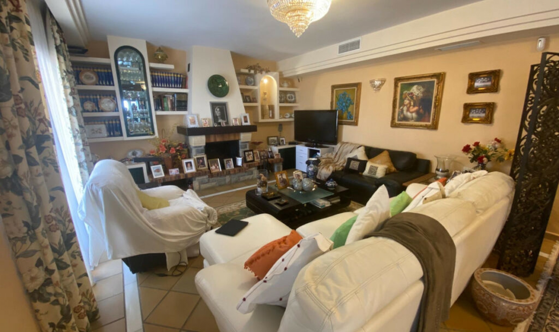 Resale - House -
La Cala