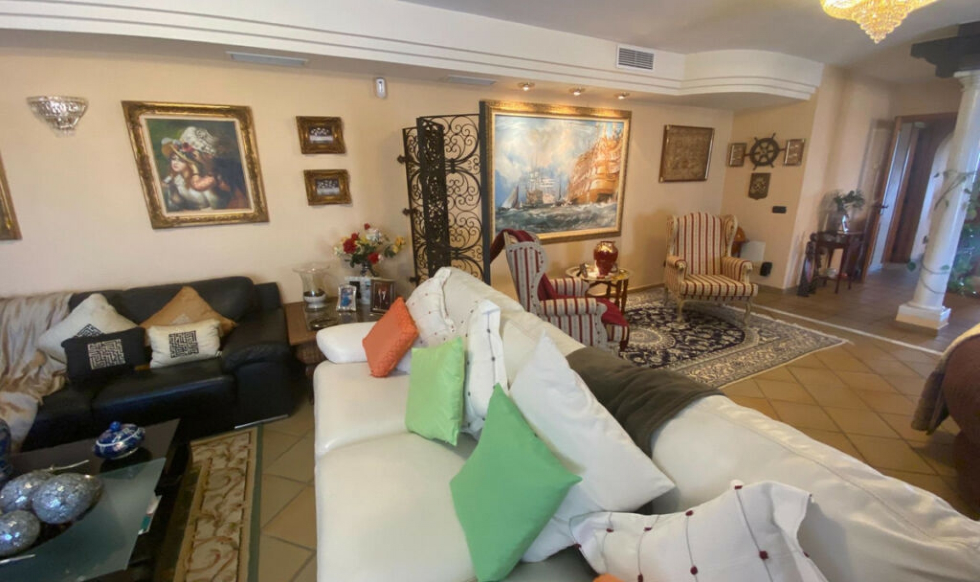 Resale - House -
La Cala