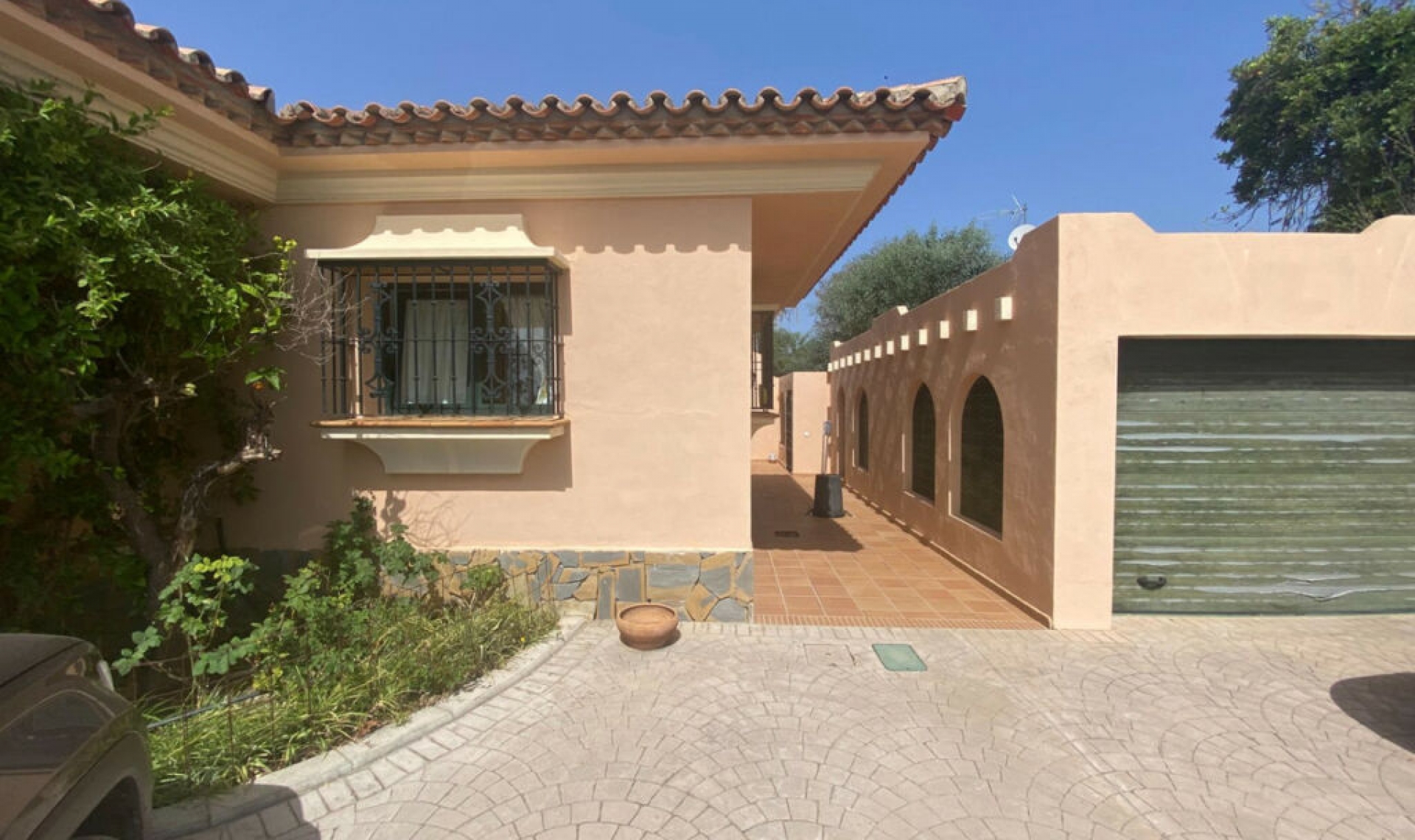 Resale - House -
La Cala