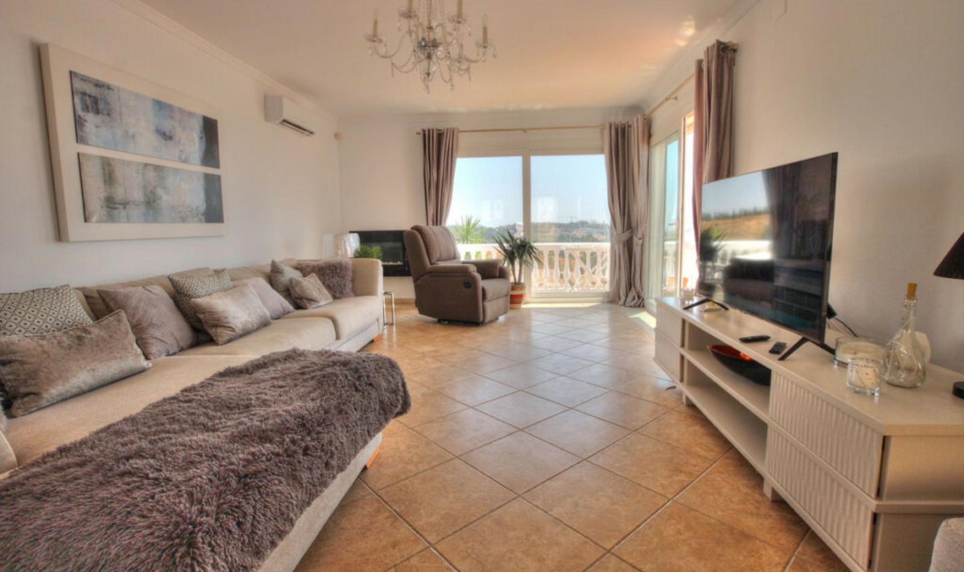 Resale - House -
La Cala