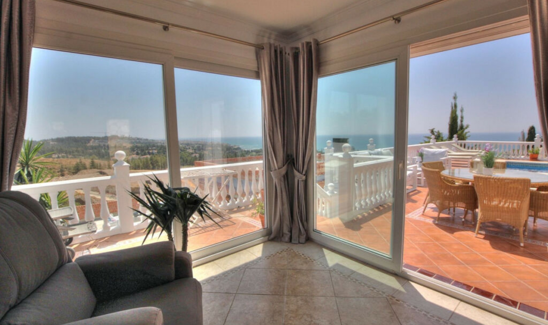 Resale - House -
La Cala