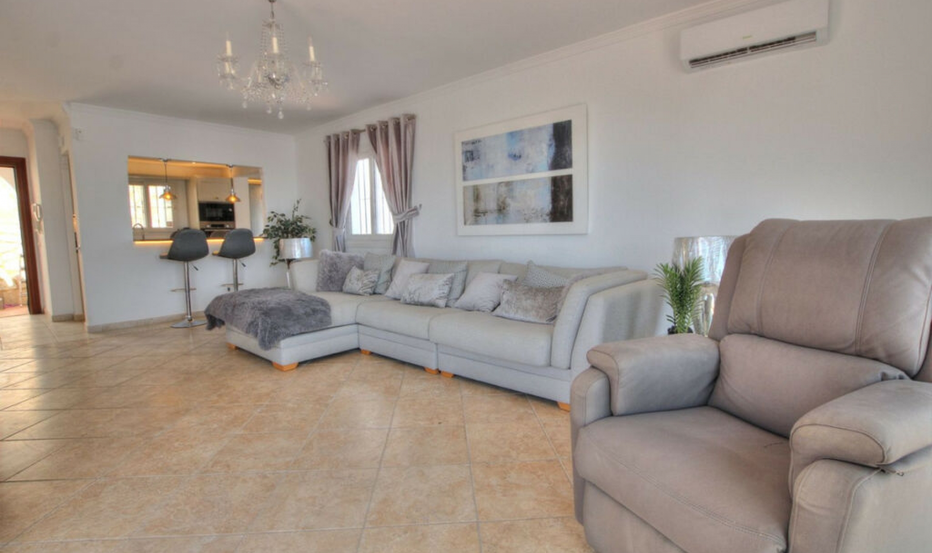 Resale - House -
La Cala