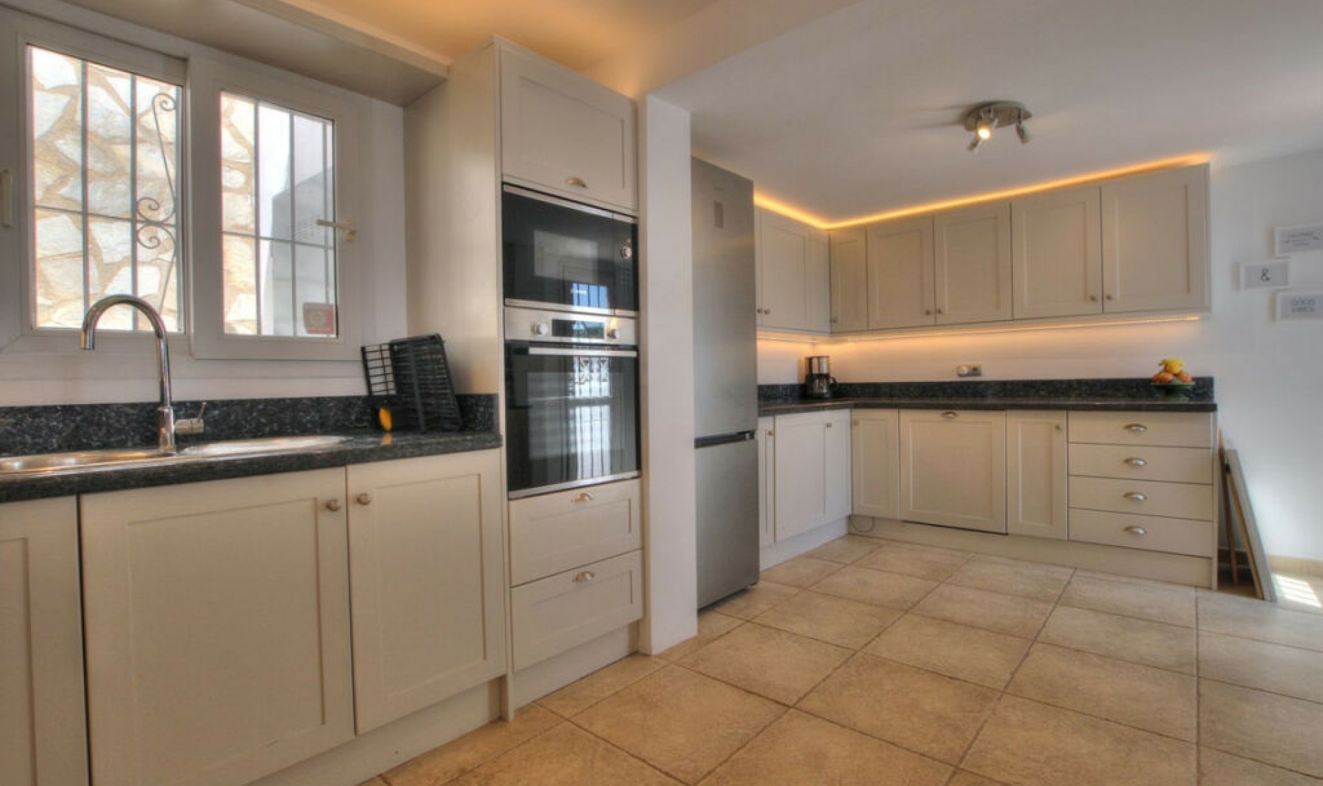 Resale - House -
La Cala