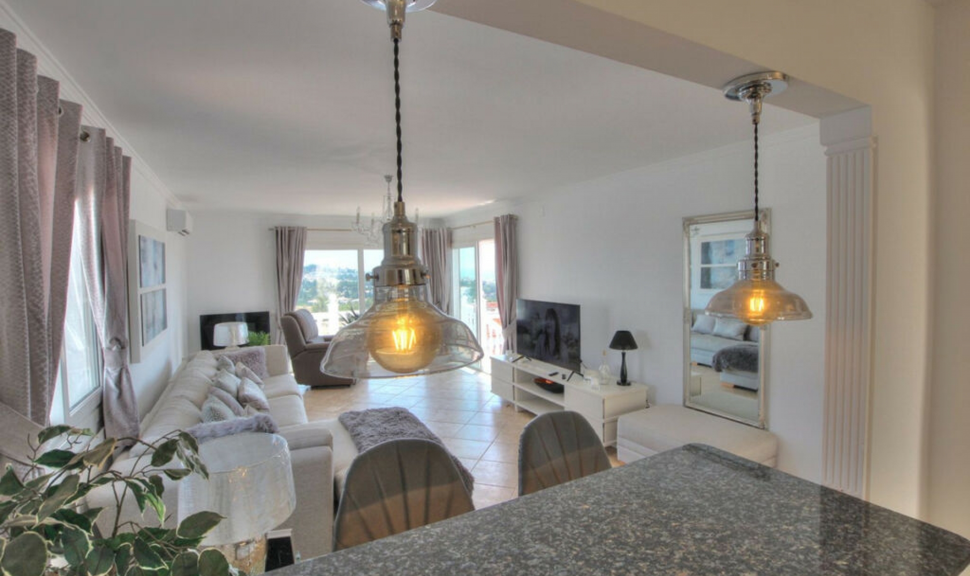 Resale - House -
La Cala