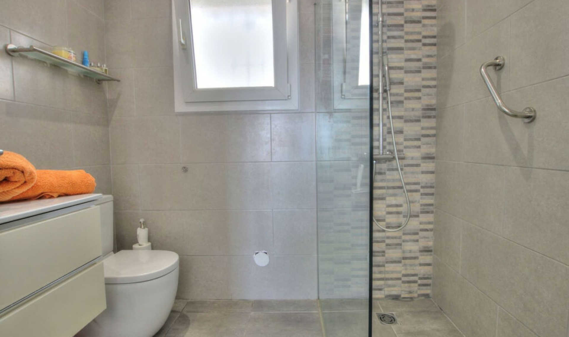 Resale - House -
La Cala