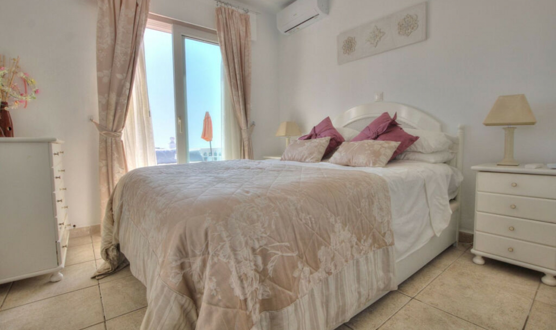 Resale - House -
La Cala