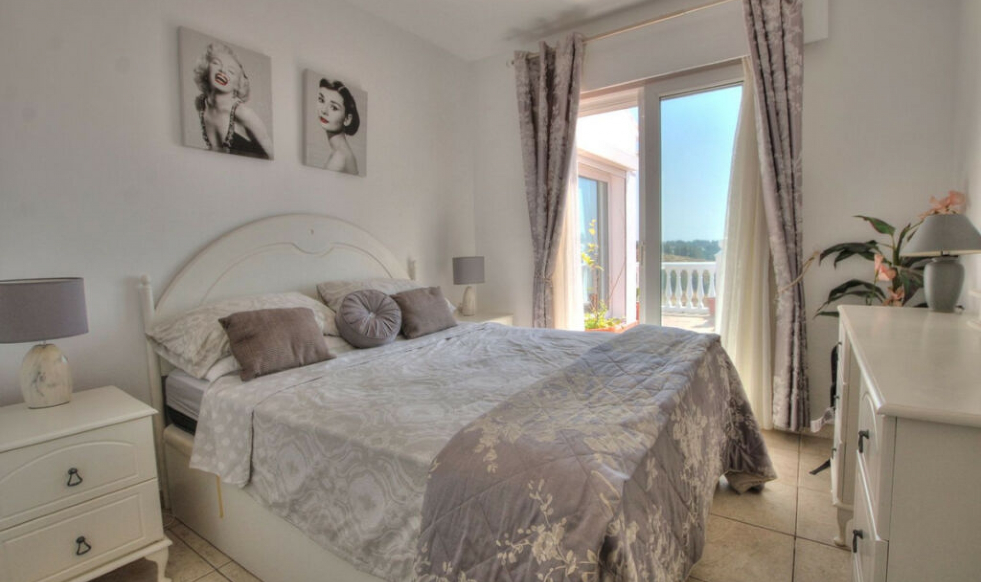 Resale - House -
La Cala