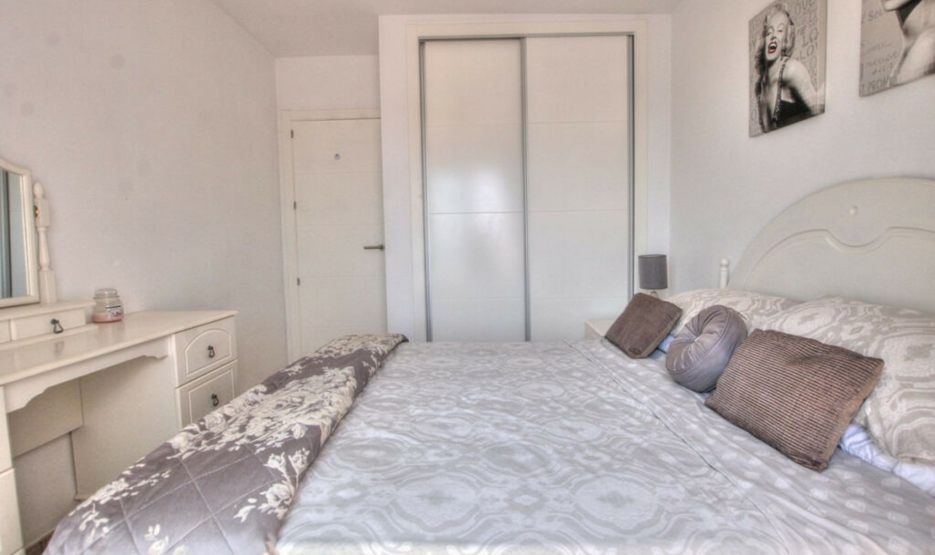 Resale - House -
La Cala