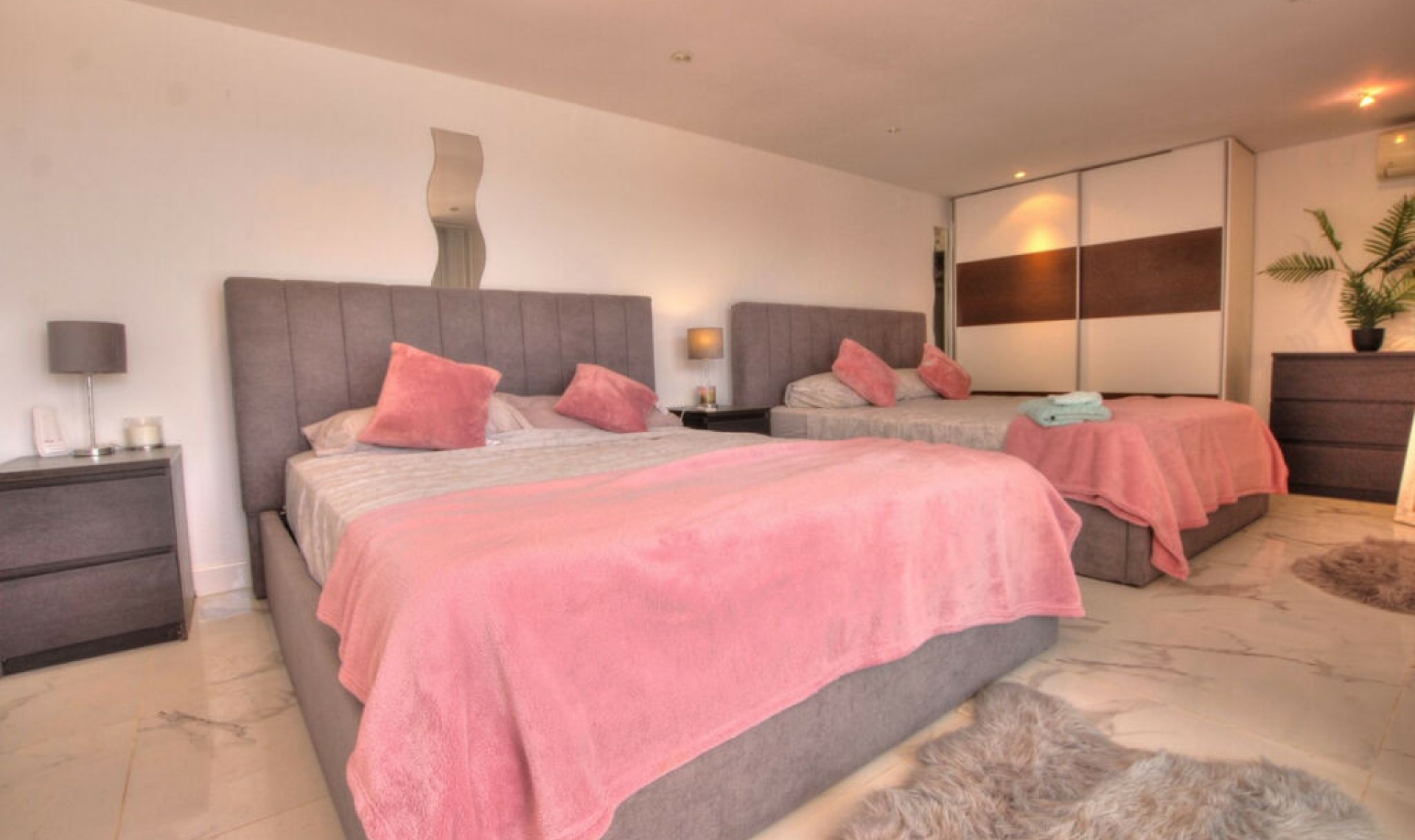 Resale - House -
La Cala