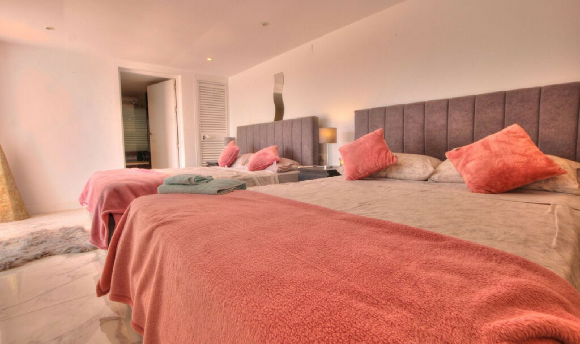 Resale - House -
La Cala