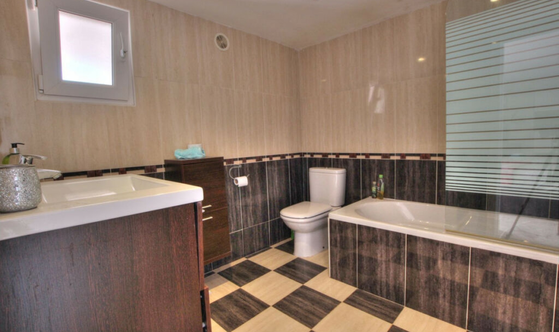 Resale - House -
La Cala