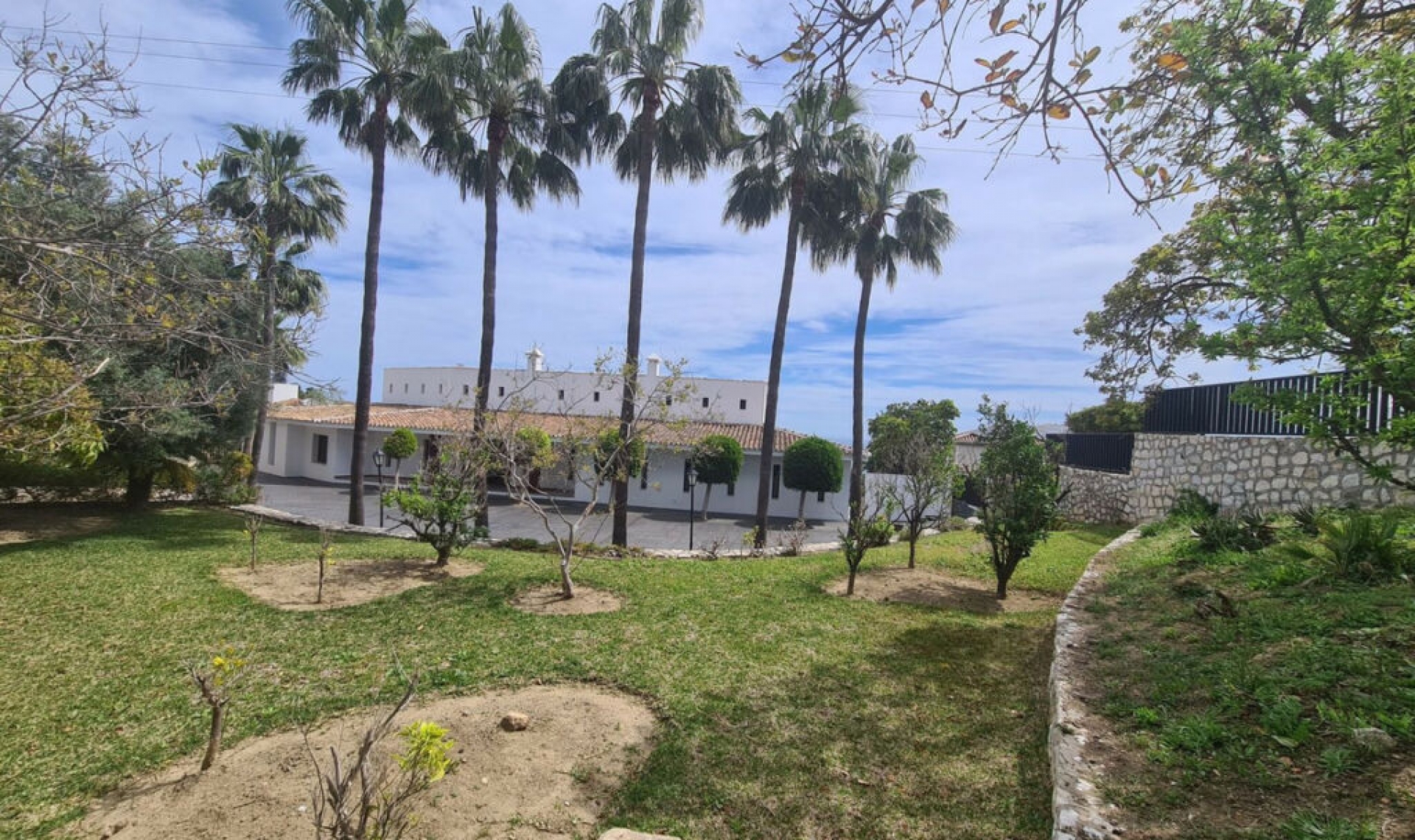 Resale - House -
La Capellania