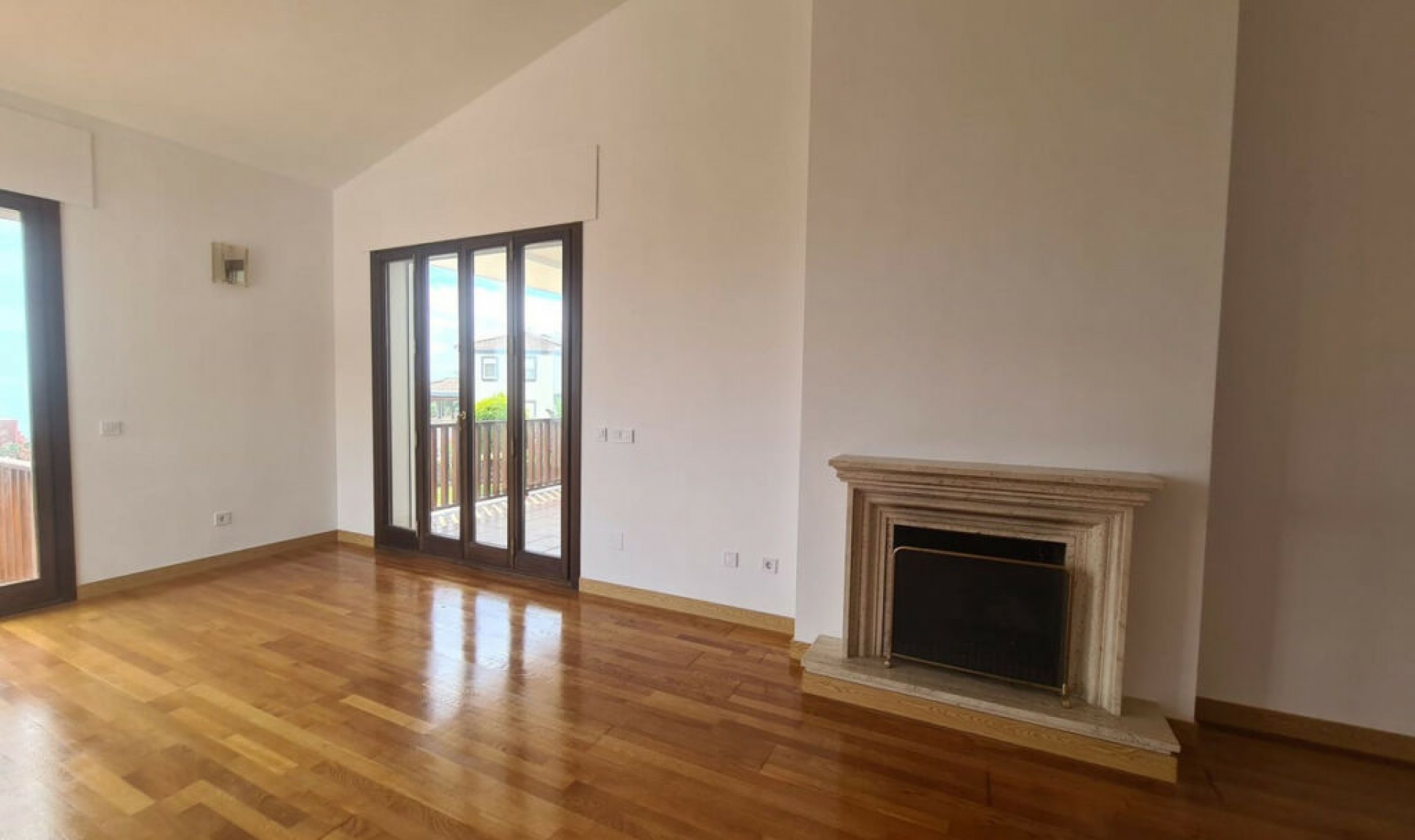 Resale - House -
La Capellania