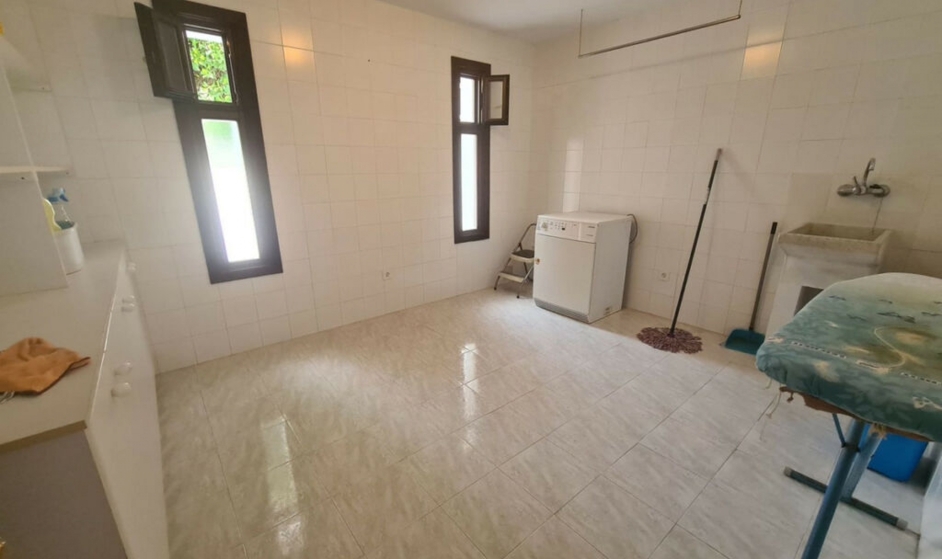 Resale - House -
La Capellania