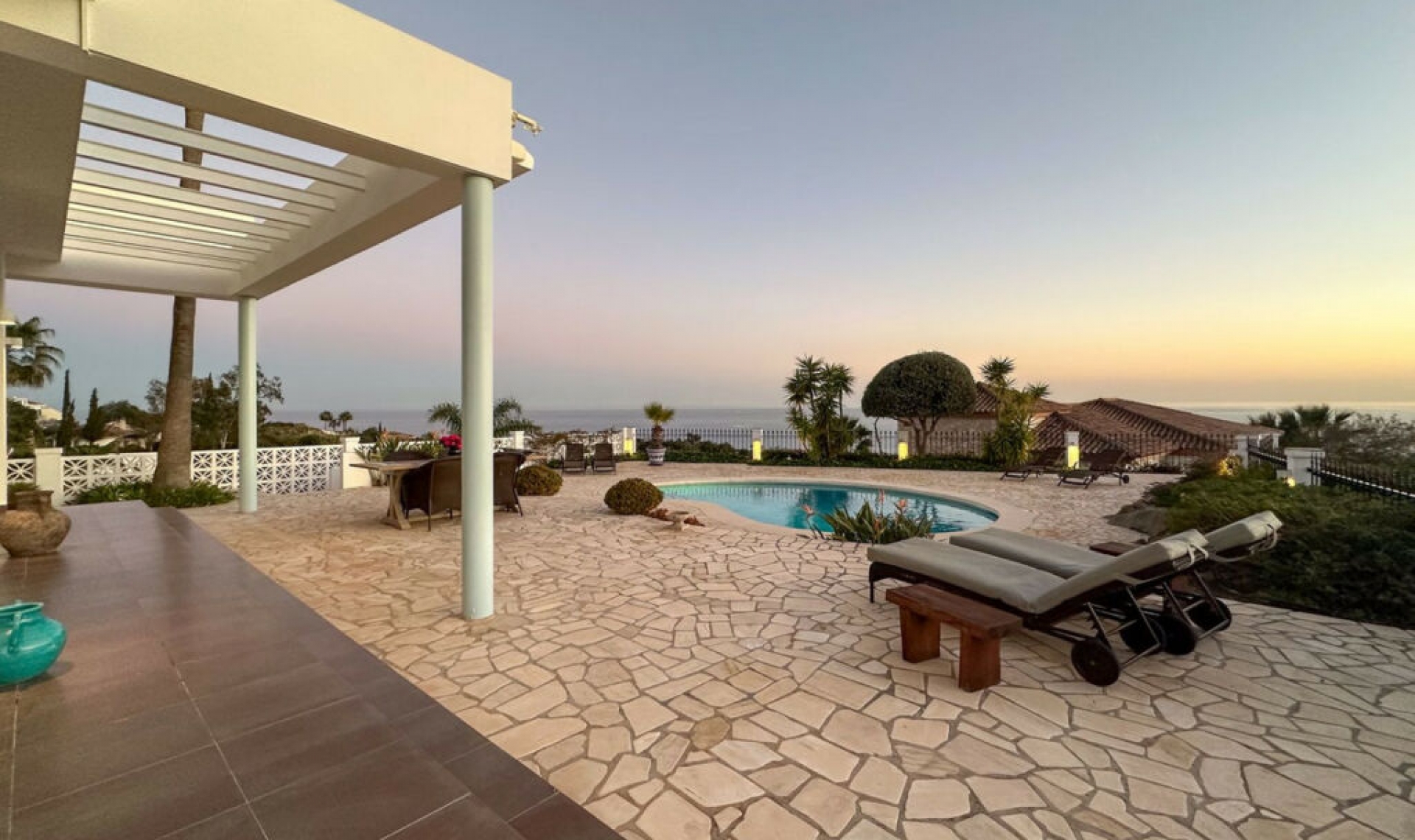 Resale - House -
La Capellania