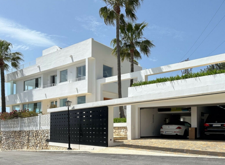 Resale - House -
La Capellania
