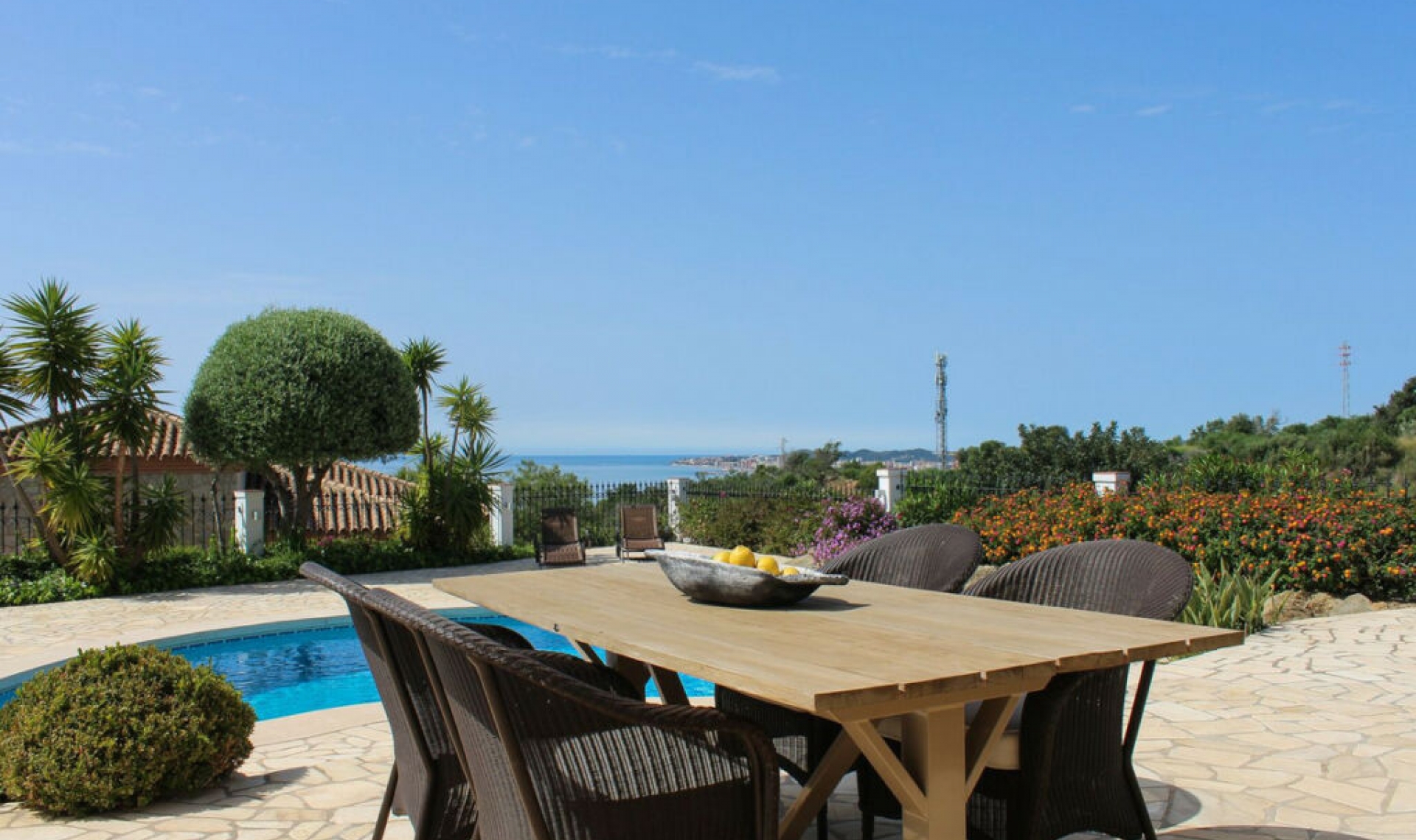 Resale - House -
La Capellania