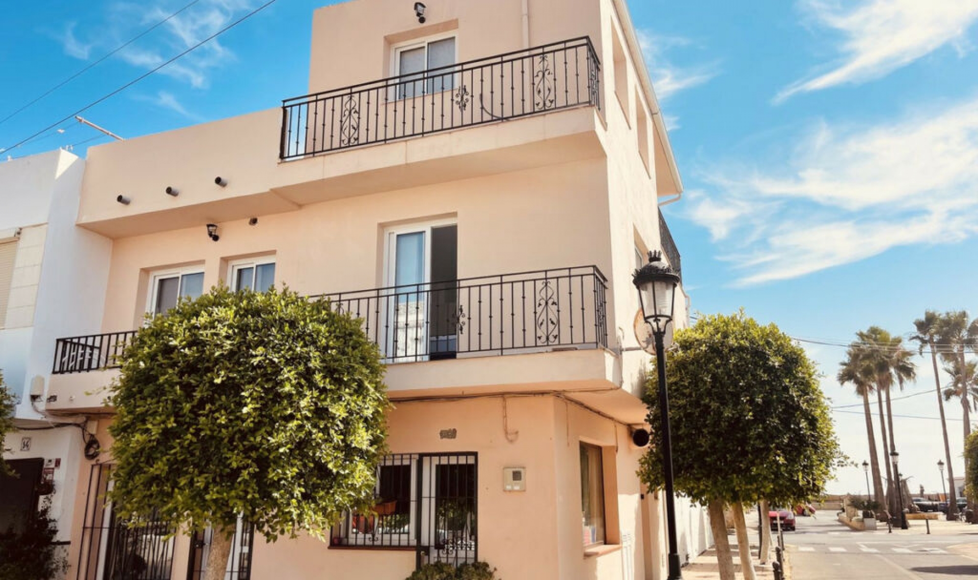 Resale - House -
La Duquesa