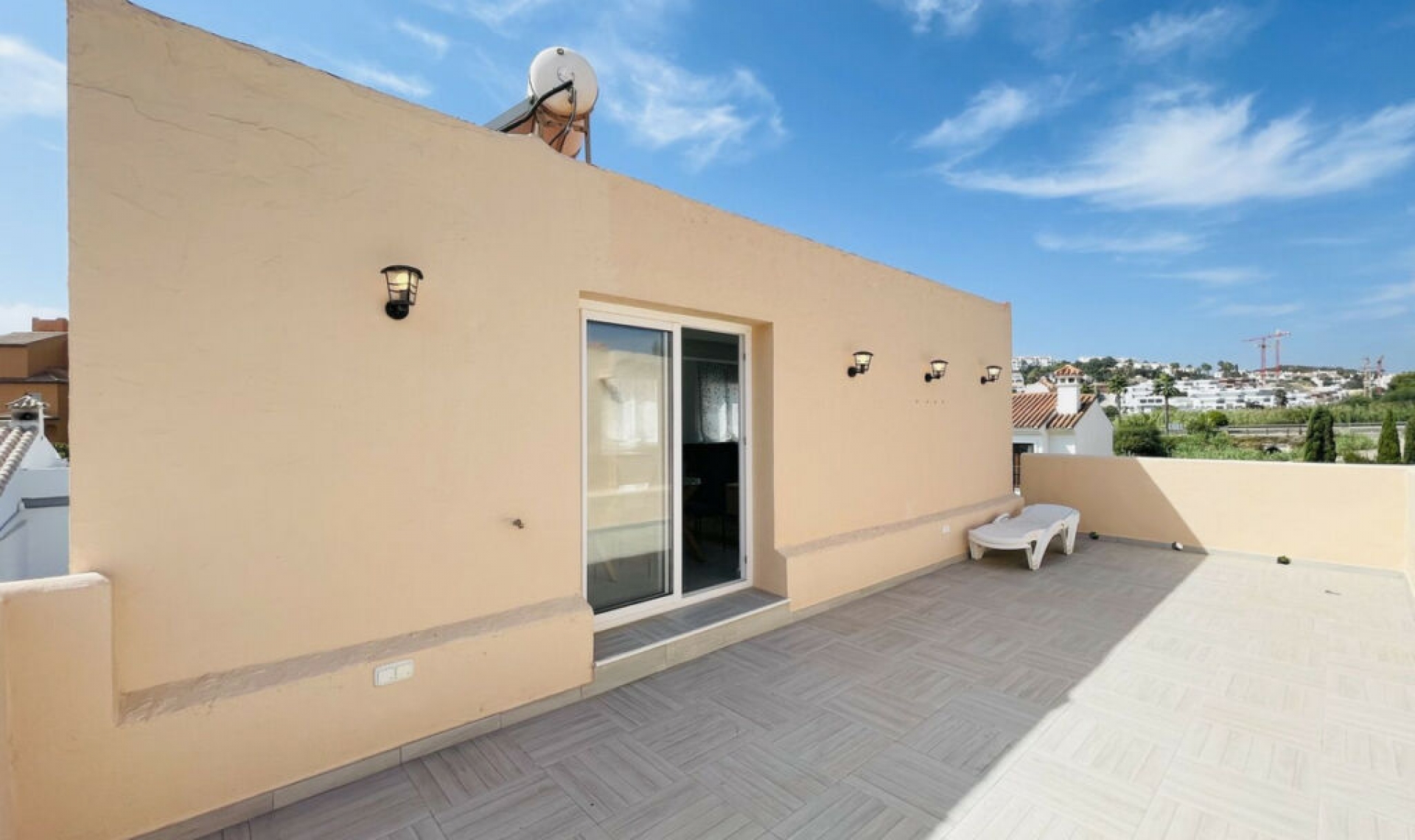 Resale - House -
La Duquesa