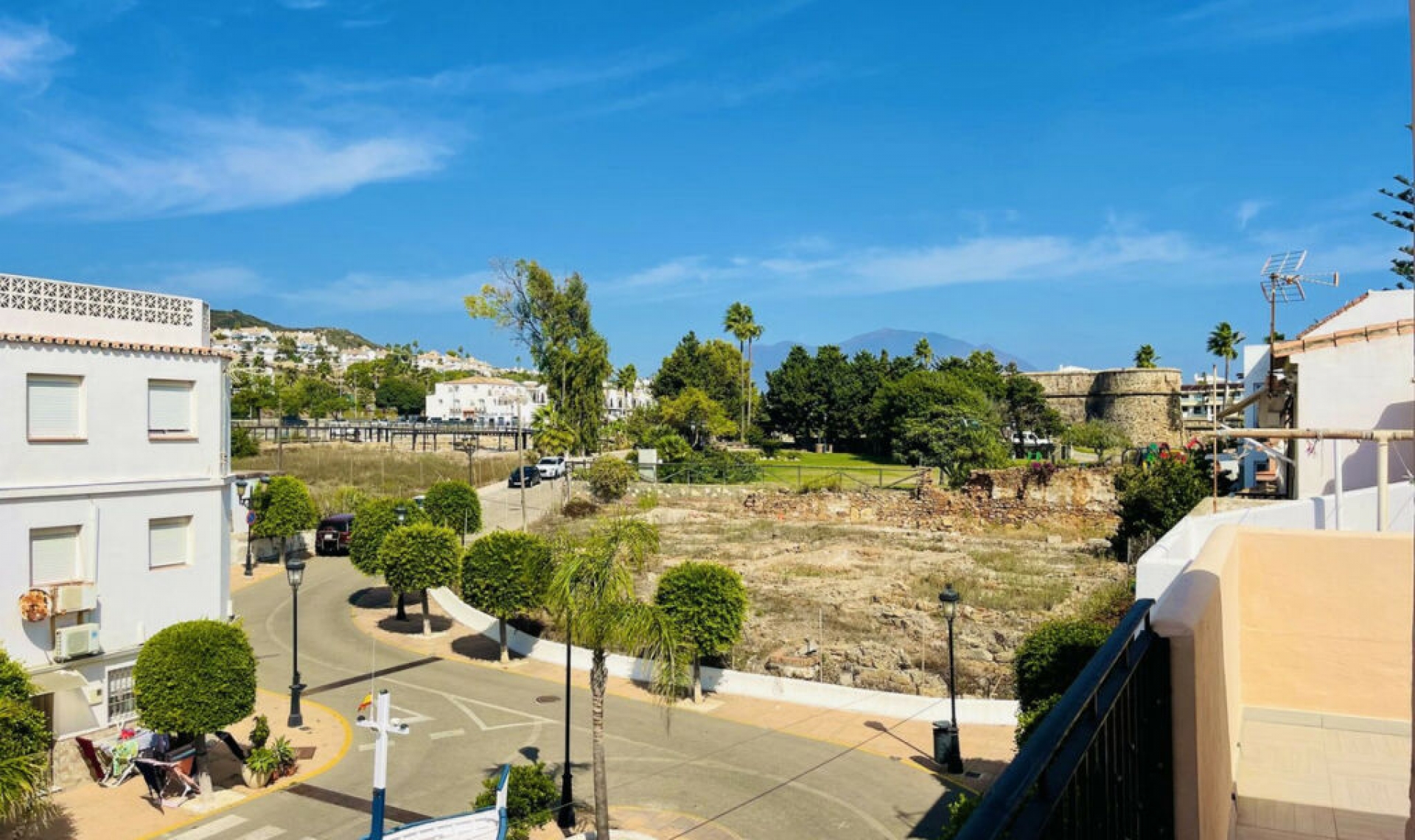 Resale - House -
La Duquesa