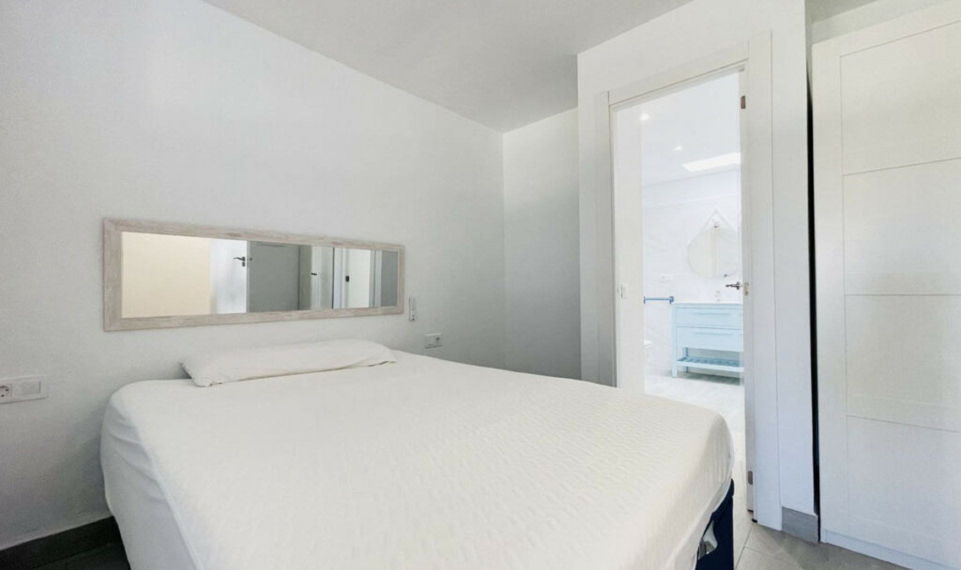 Resale - House -
La Duquesa