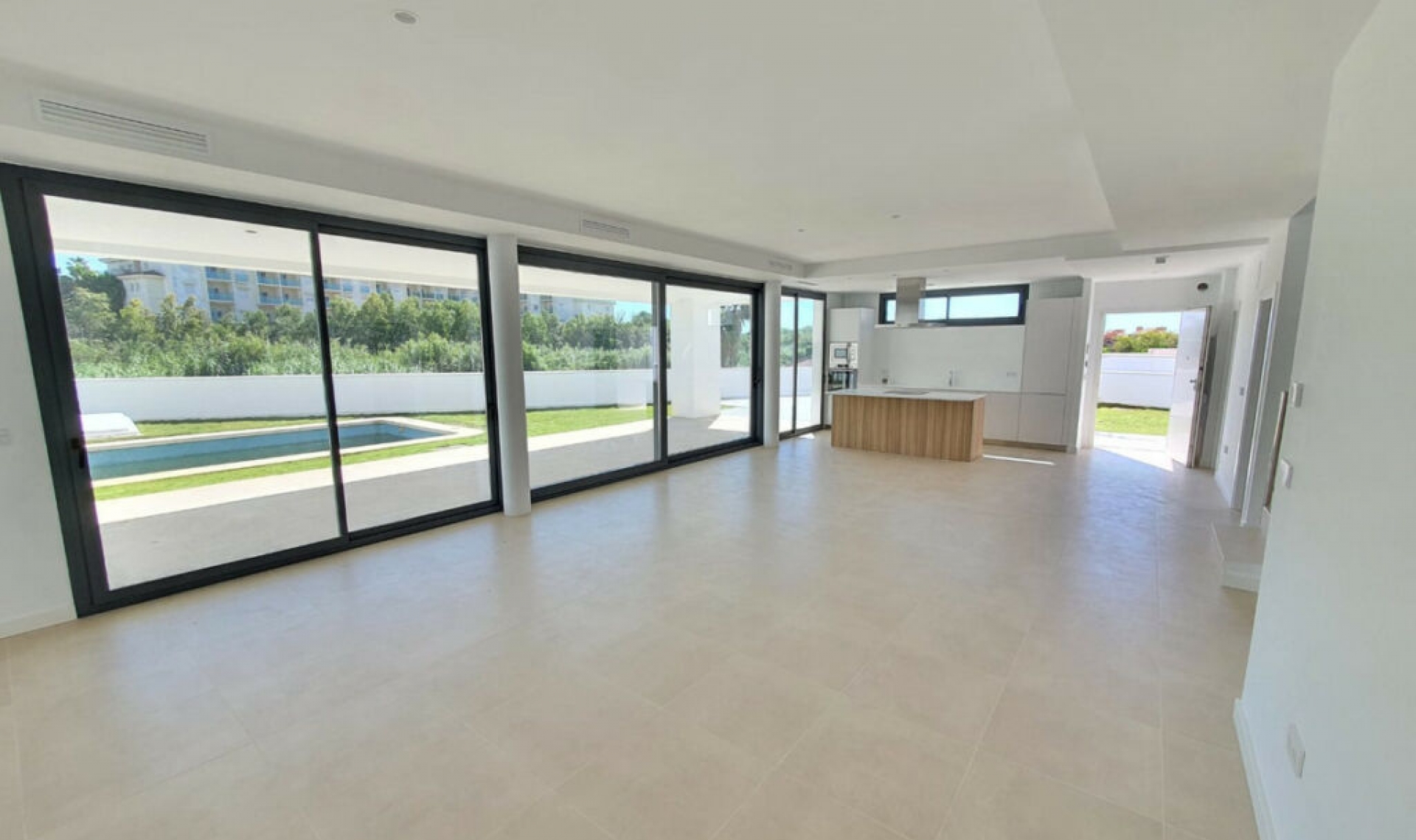 Resale - House -
La Duquesa