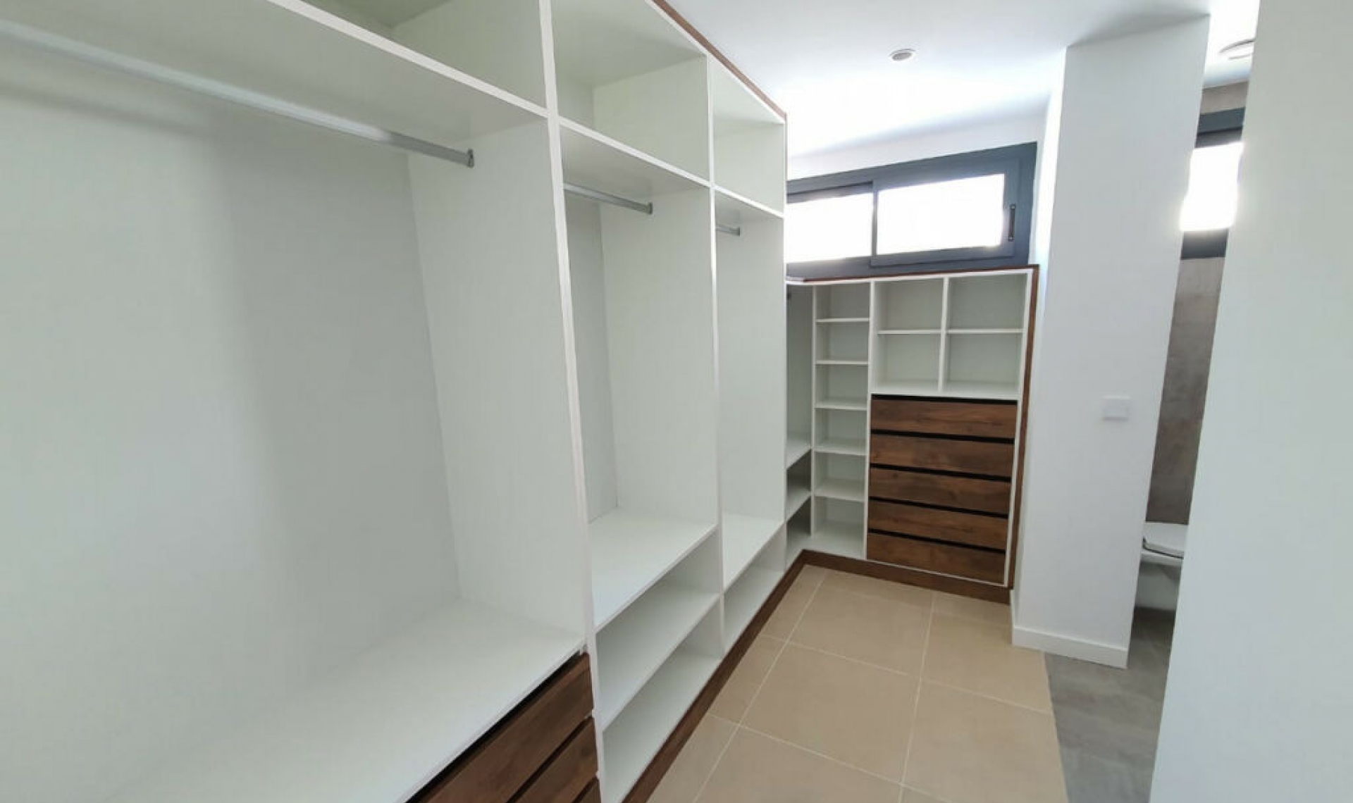 Resale - House -
La Duquesa