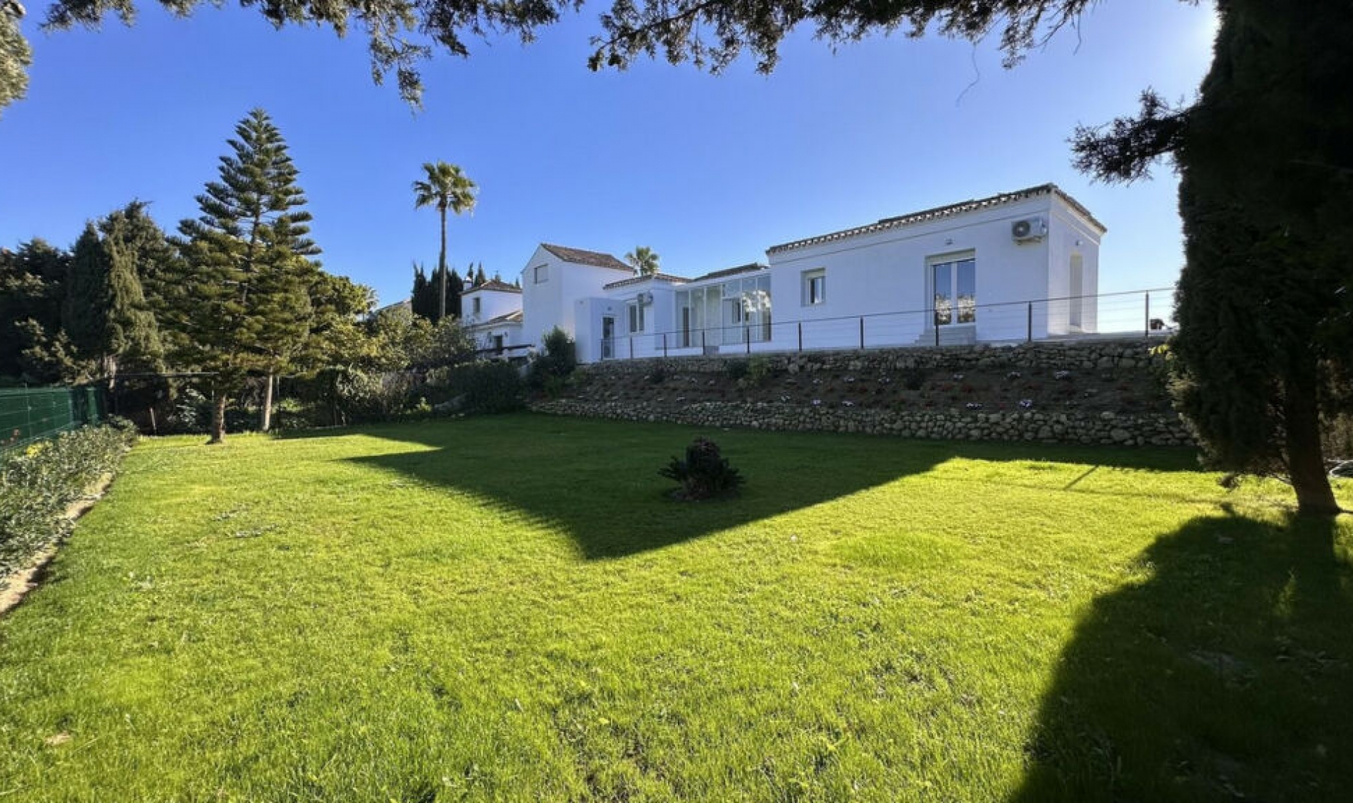 Resale - House -
La Duquesa