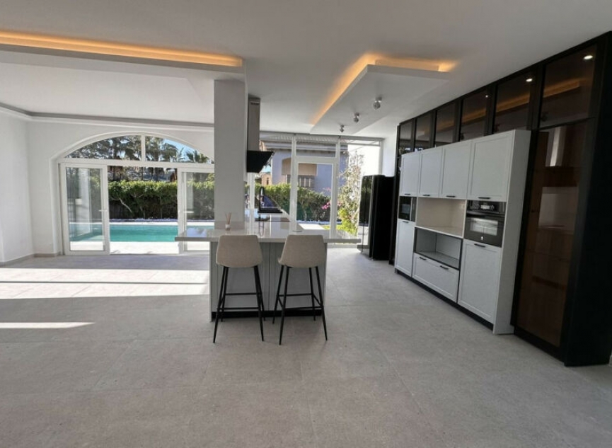 Resale - House -
La Duquesa