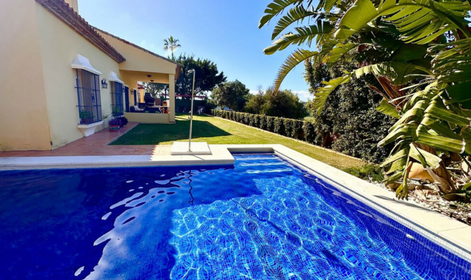 Resale - House -
La Duquesa