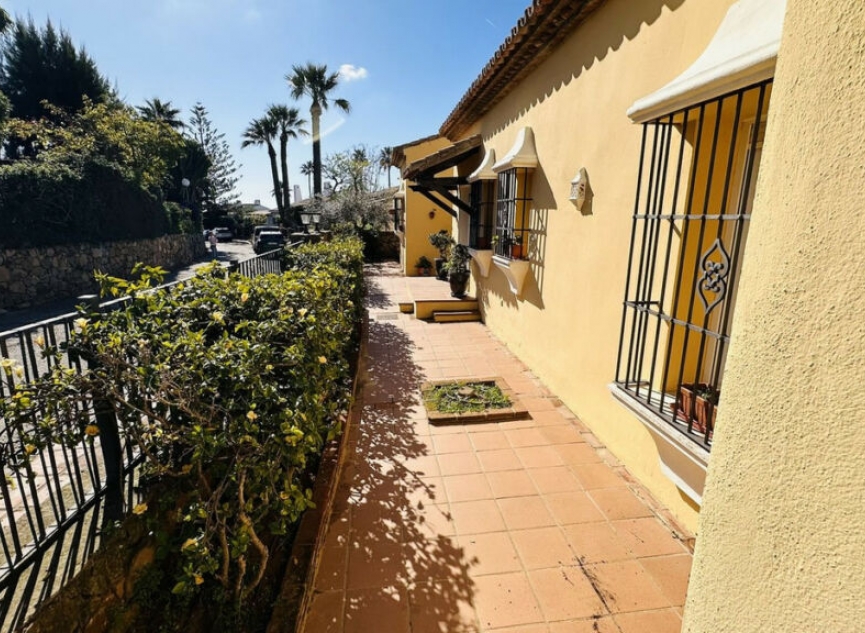 Resale - House -
La Duquesa