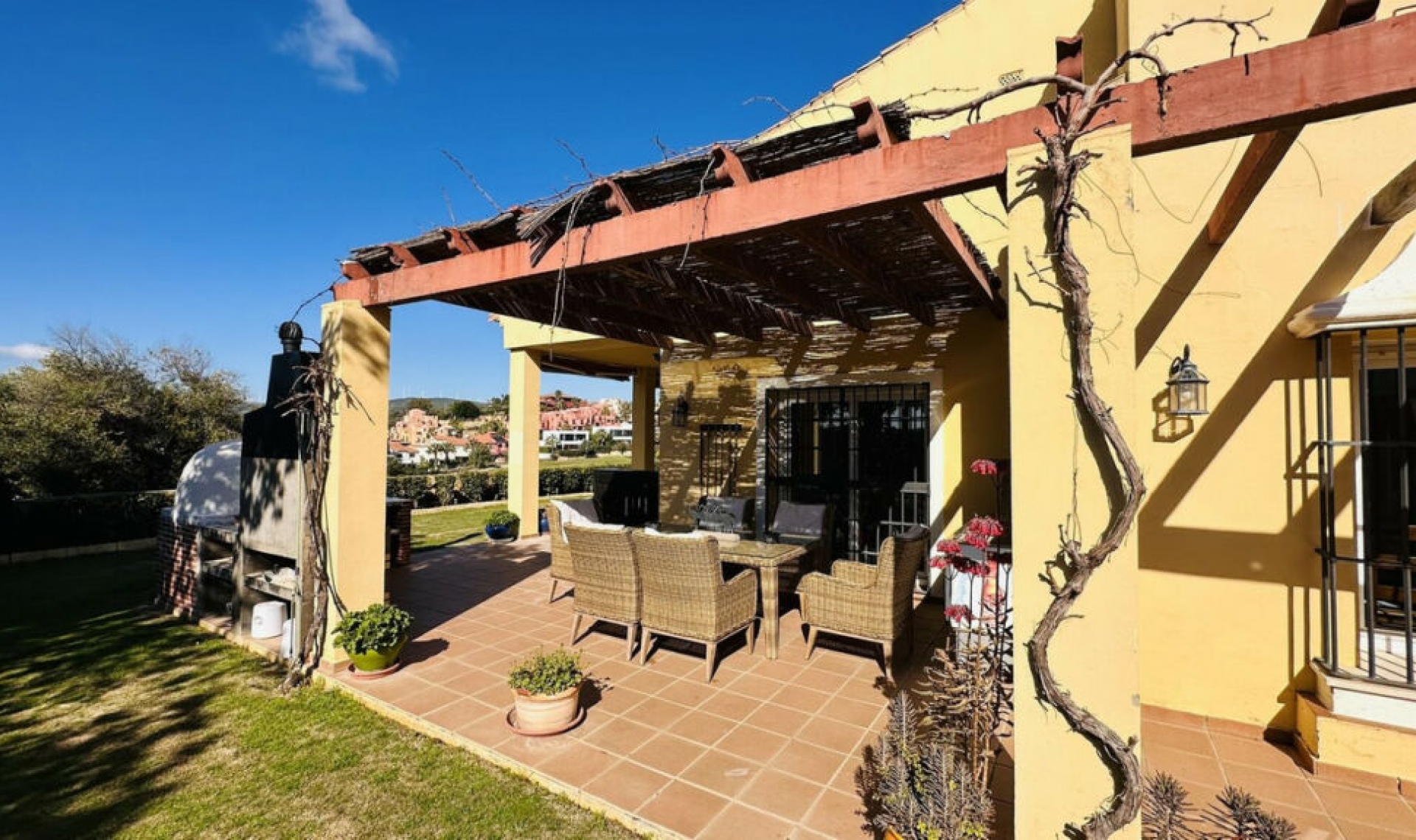 Resale - House -
La Duquesa