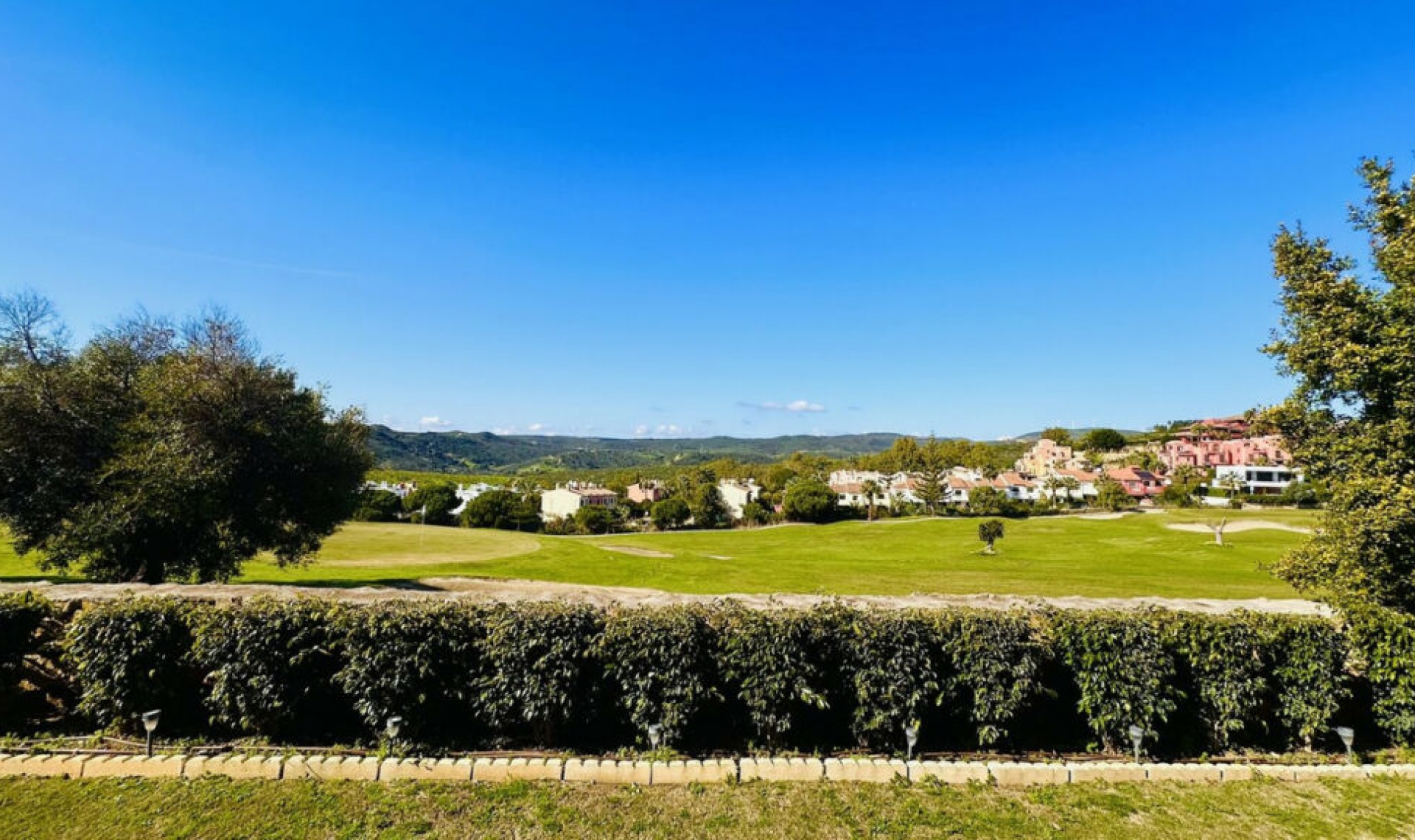 Resale - House -
La Duquesa