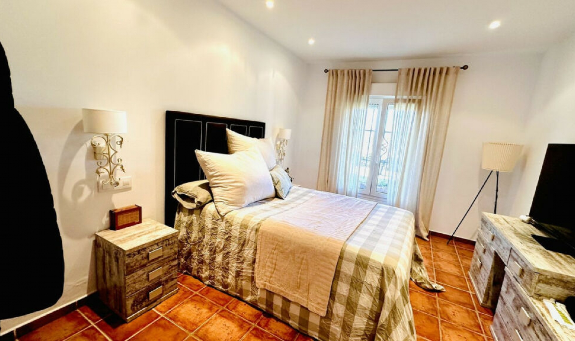 Resale - House -
La Duquesa