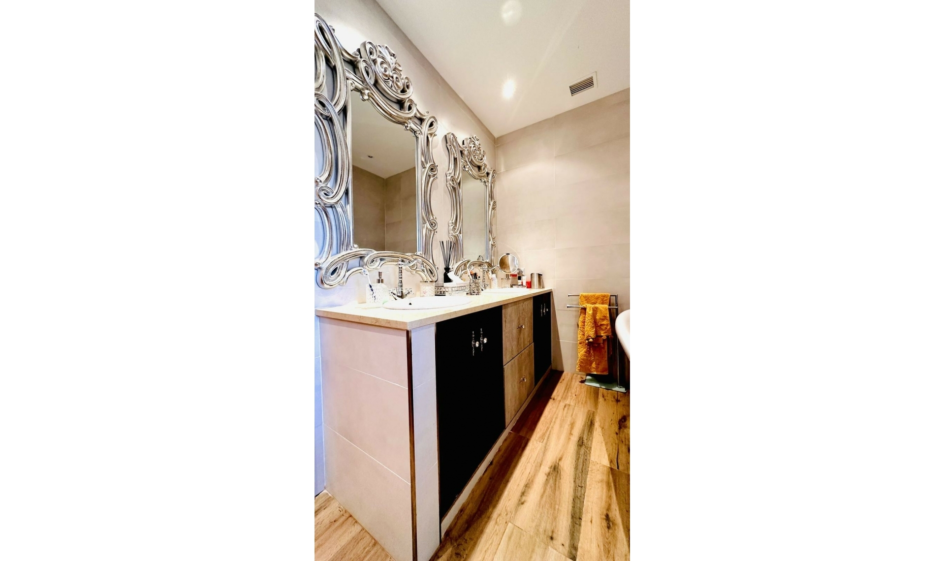 Resale - House -
La Duquesa