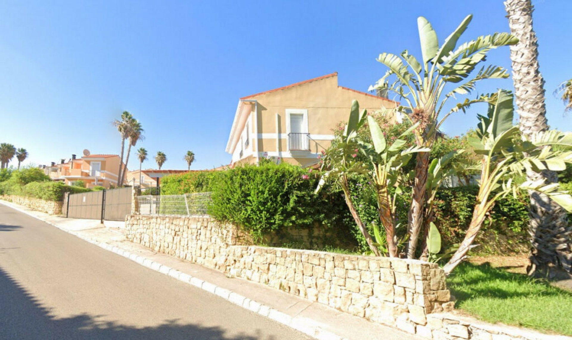 Resale - House -
La Duquesa