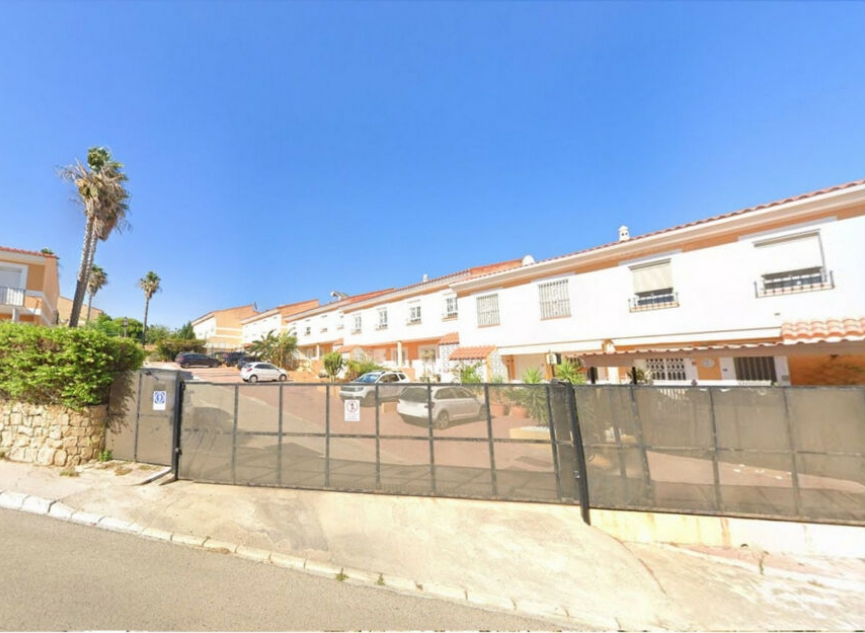 Resale - House -
La Duquesa