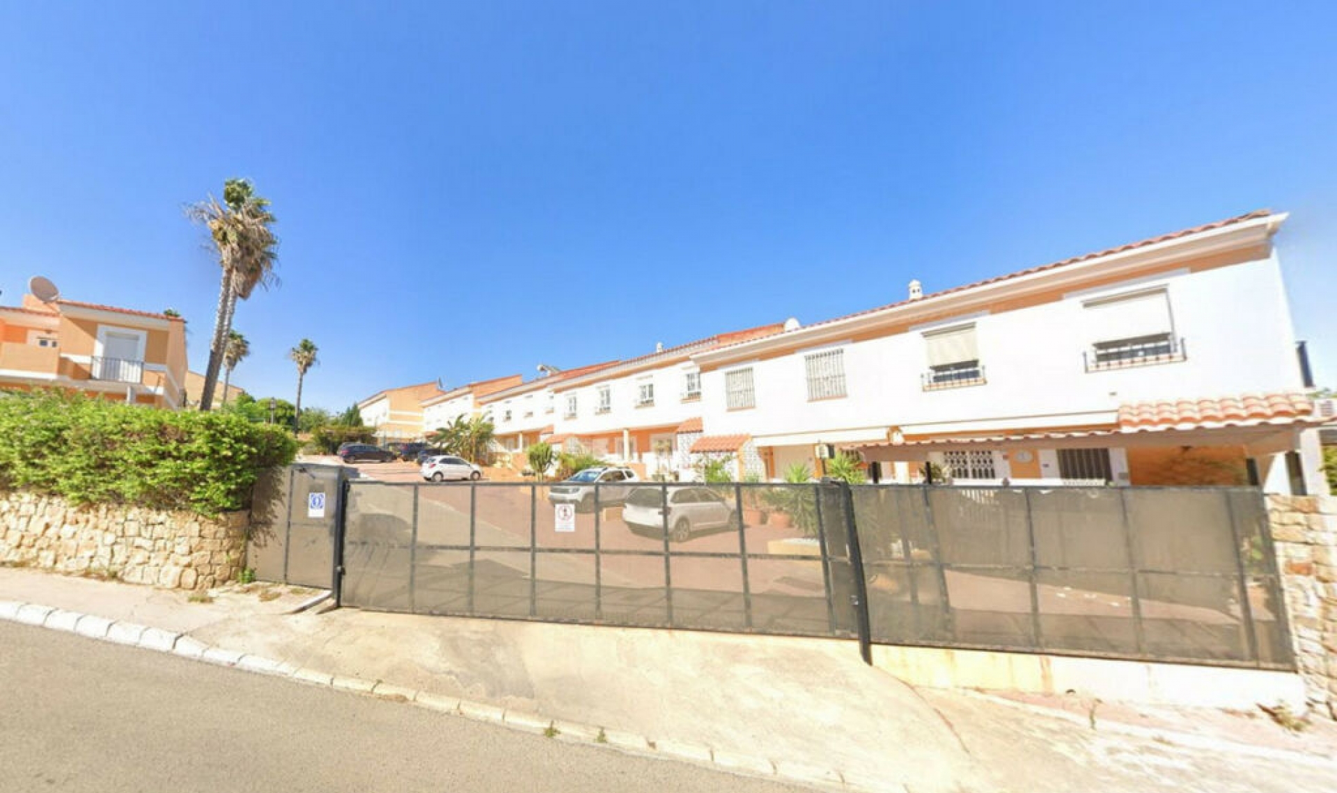 Resale - House -
La Duquesa