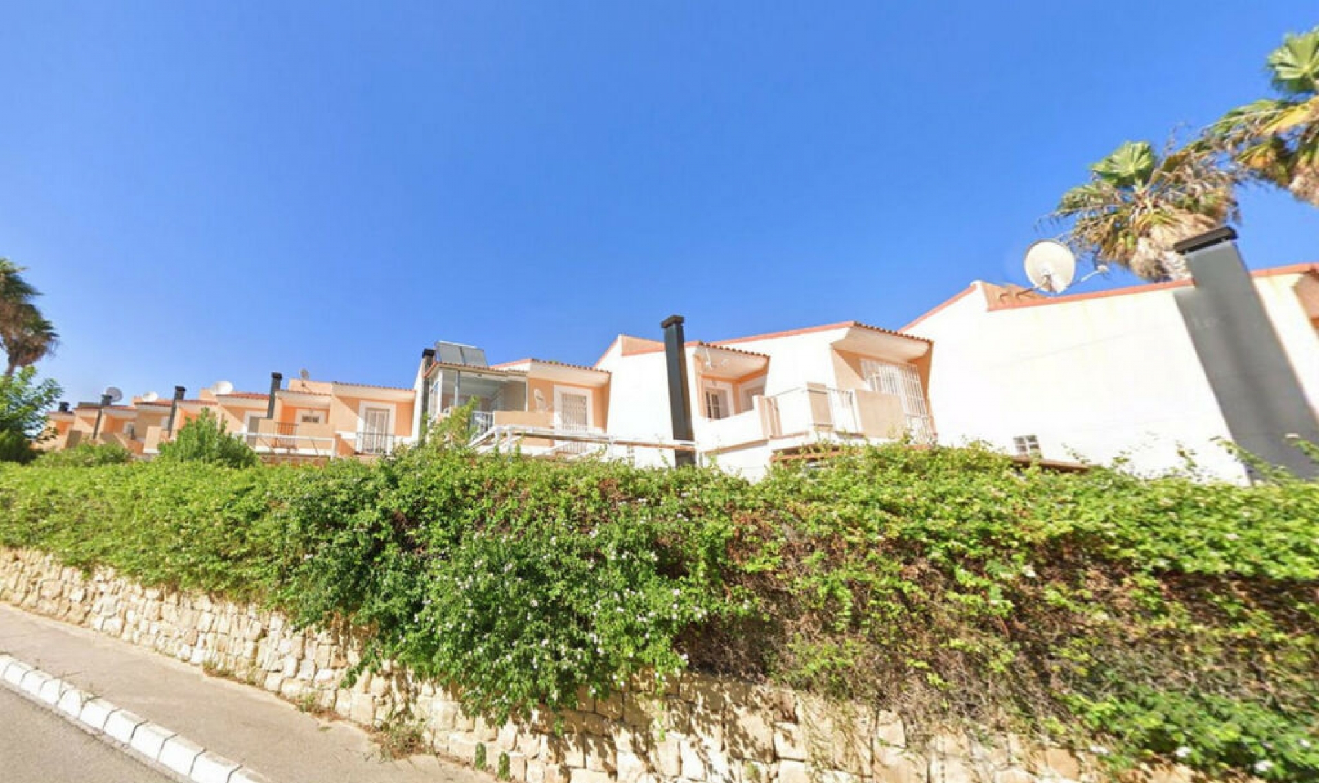 Resale - House -
La Duquesa