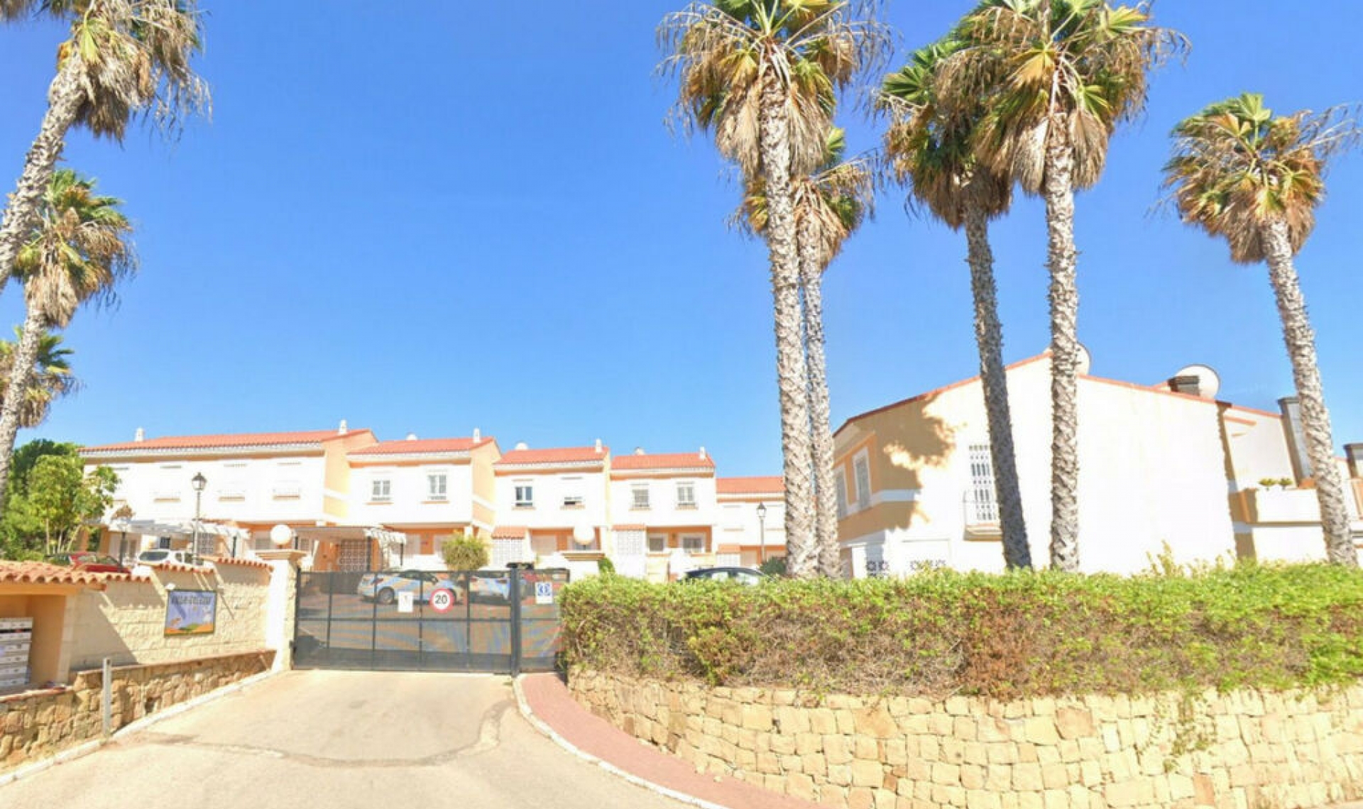 Resale - House -
La Duquesa