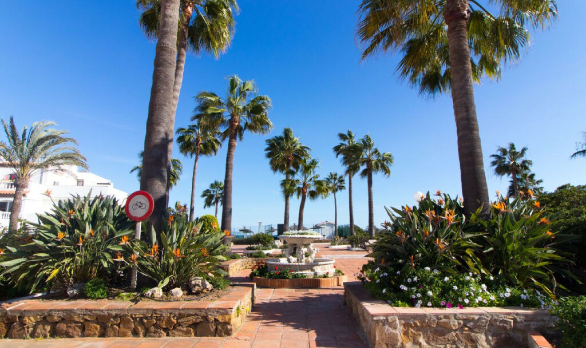 Resale - House -
La Duquesa