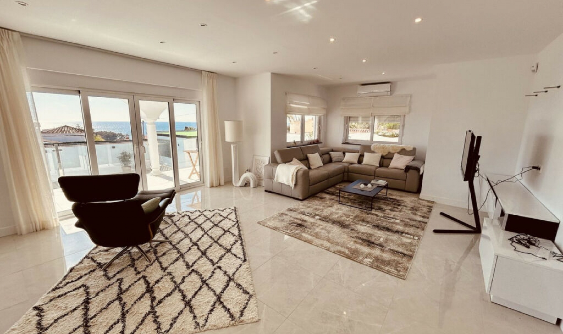 Resale - House -
La Duquesa