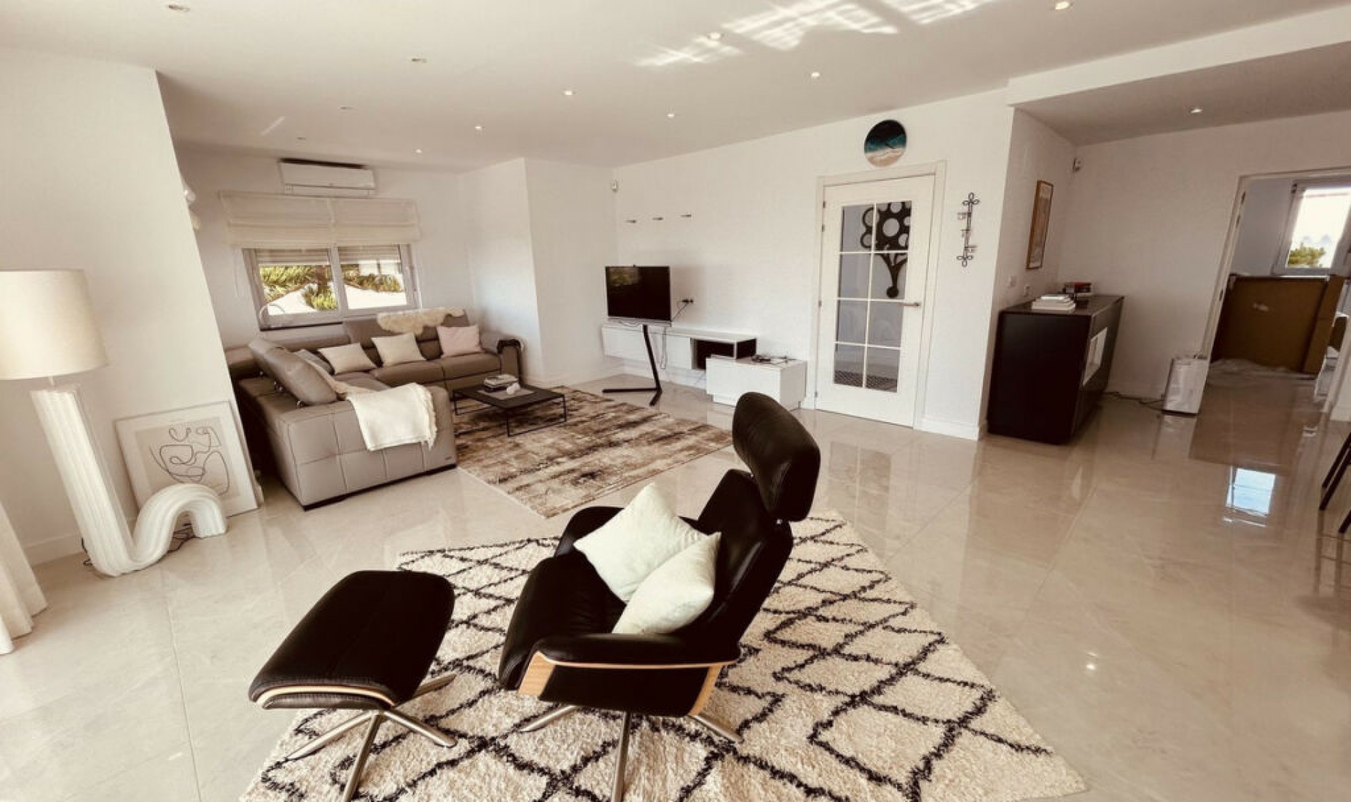 Resale - House -
La Duquesa