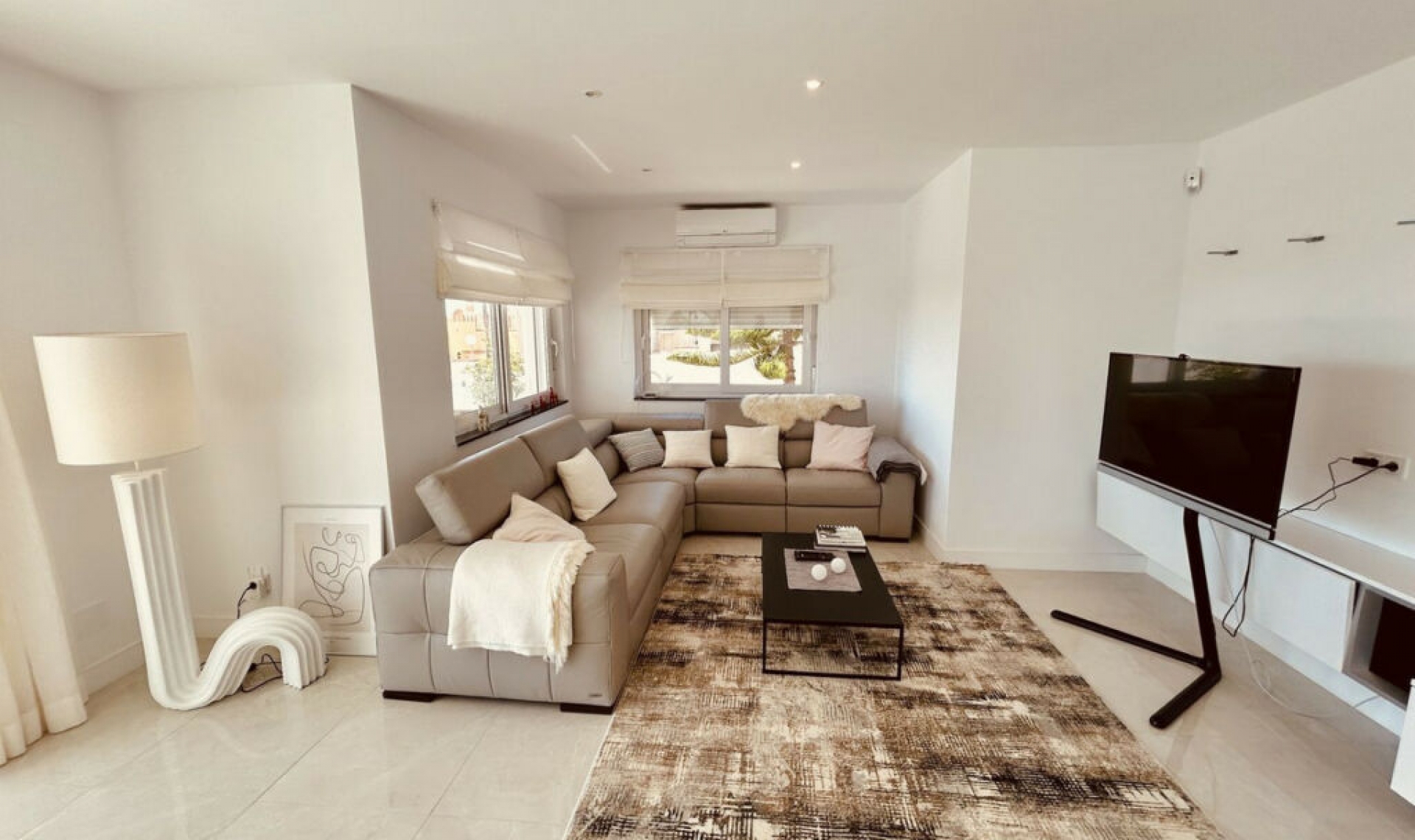 Resale - House -
La Duquesa