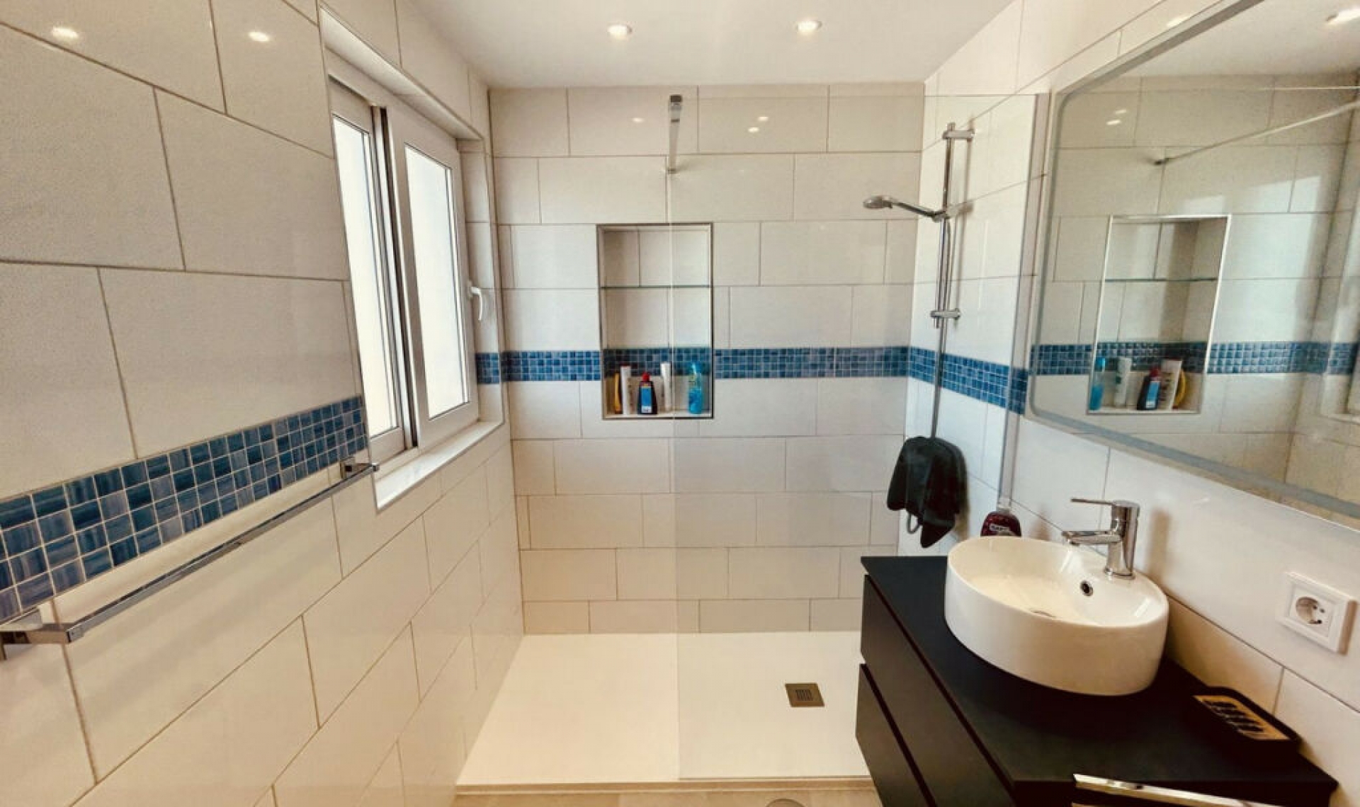 Resale - House -
La Duquesa