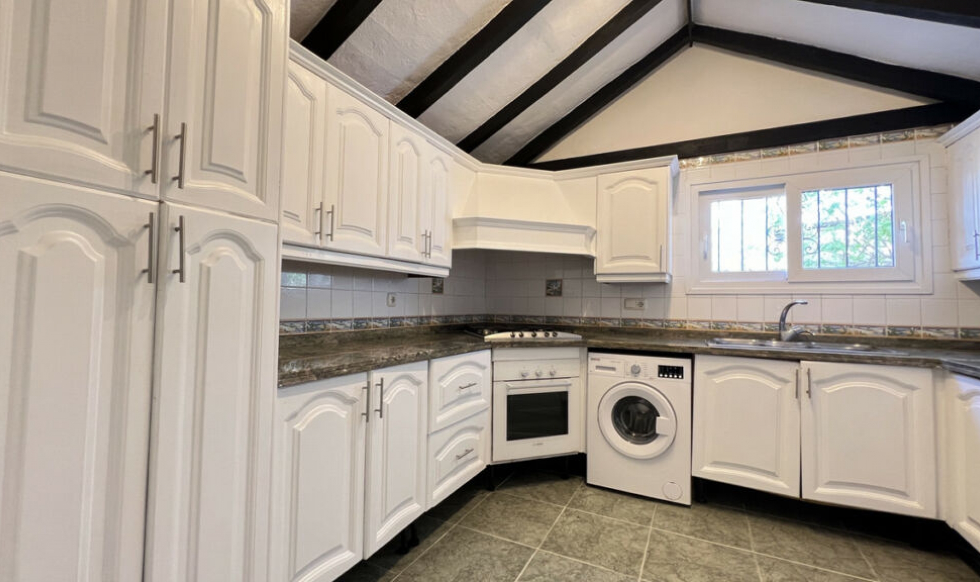 Resale - House -
La Duquesa