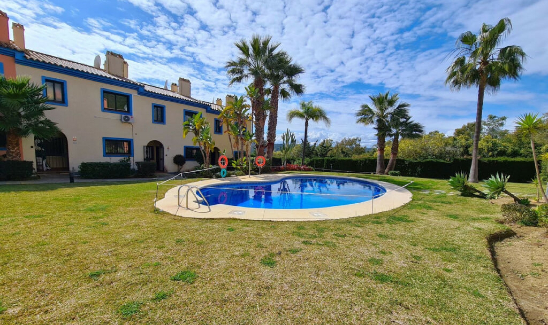 Resale - House -
La Duquesa